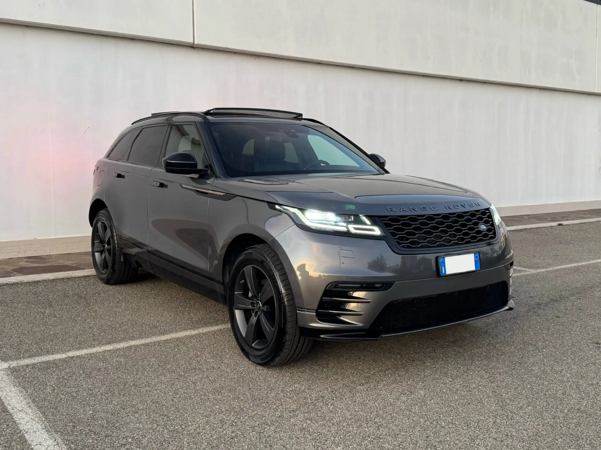 Land Rover - Range Rover Velar