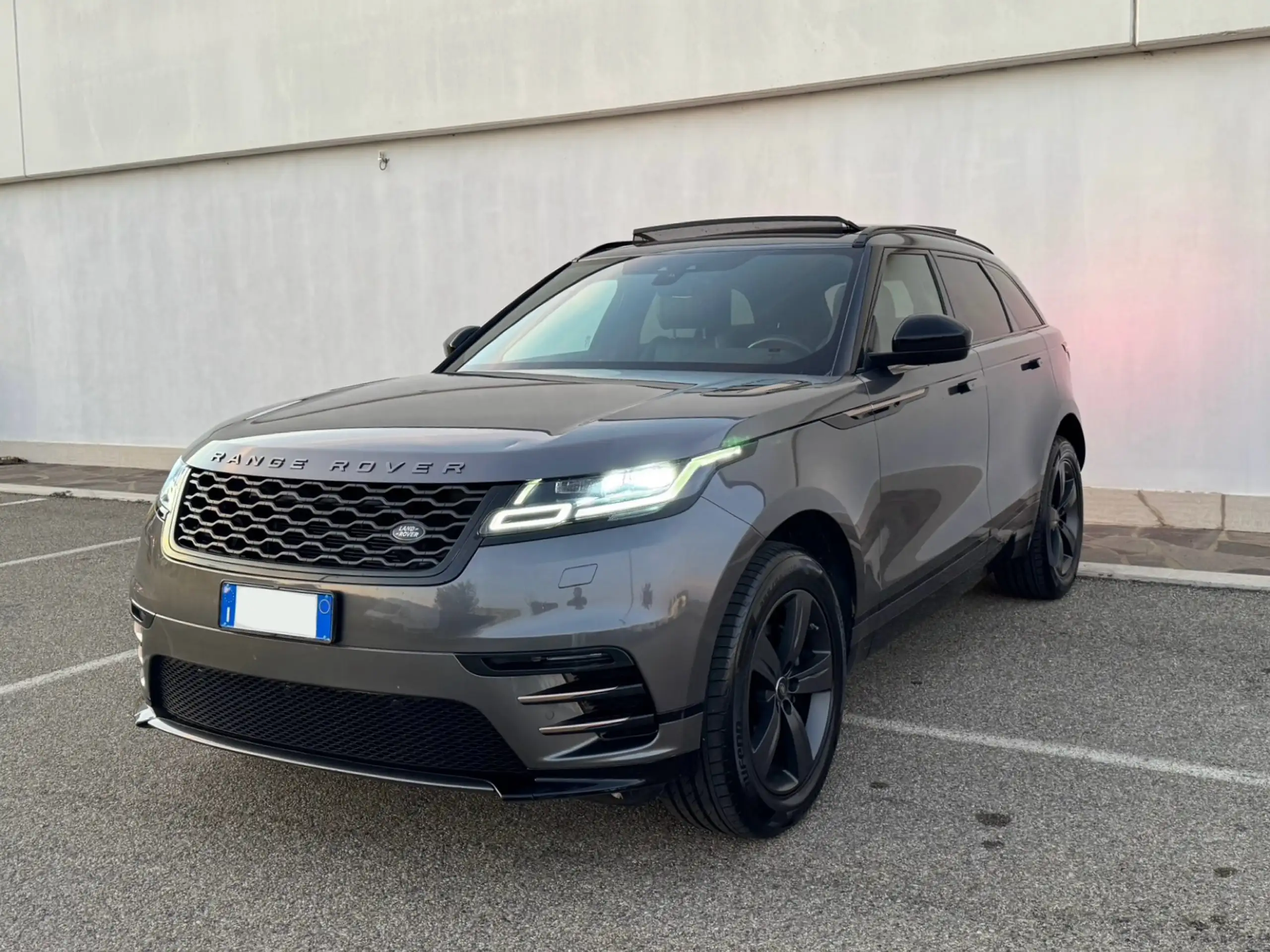 Land Rover - Range Rover Velar