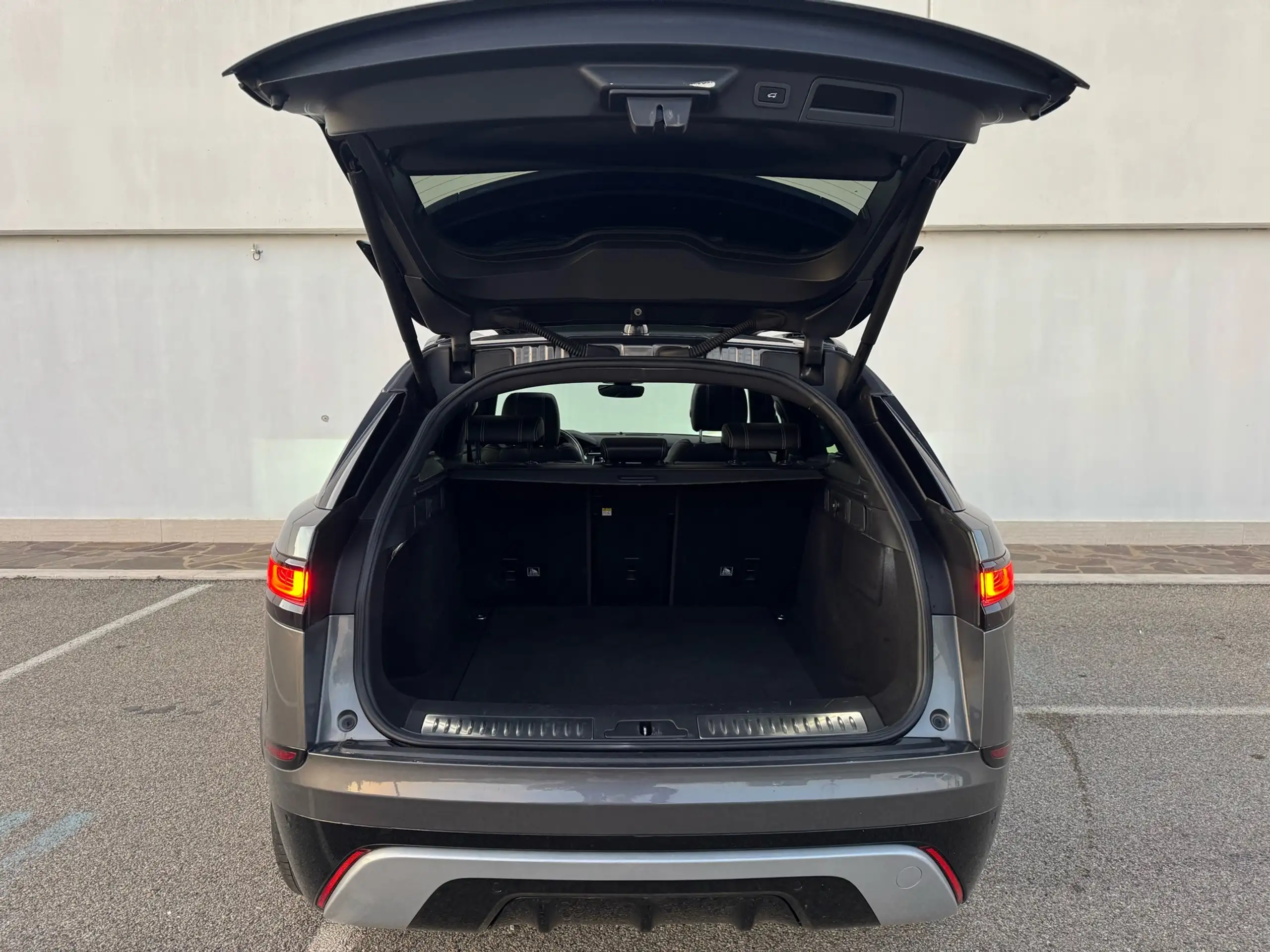 Land Rover - Range Rover Velar