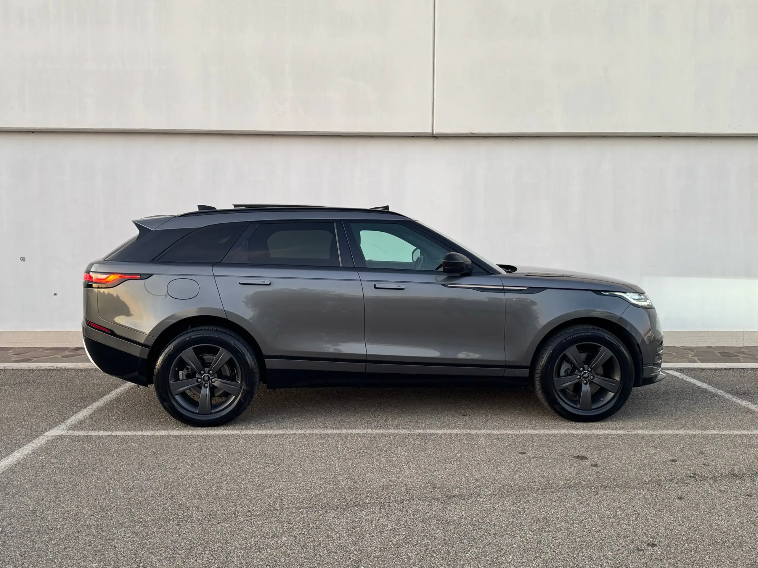 Land Rover - Range Rover Velar