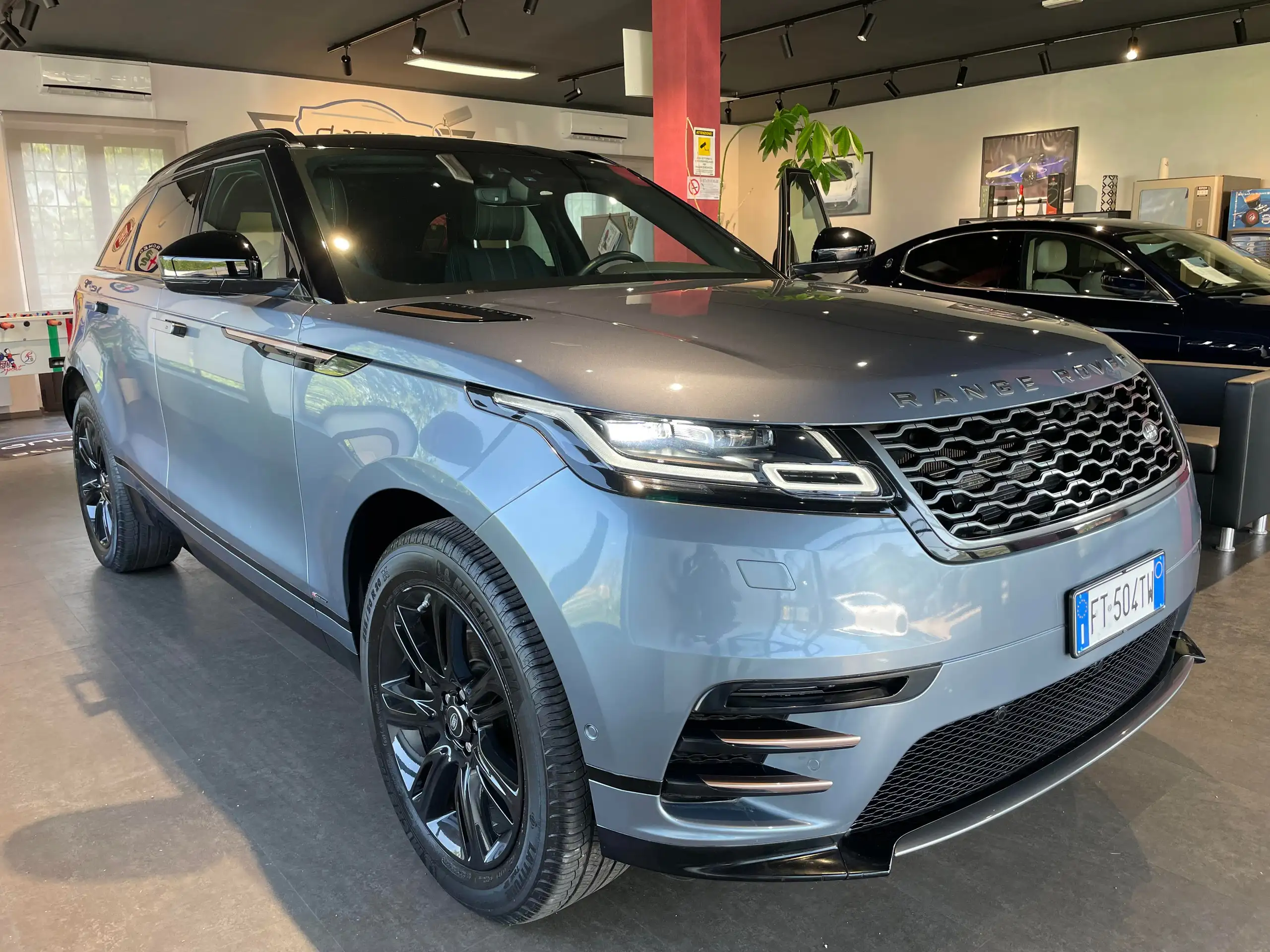 Land Rover - Range Rover Velar