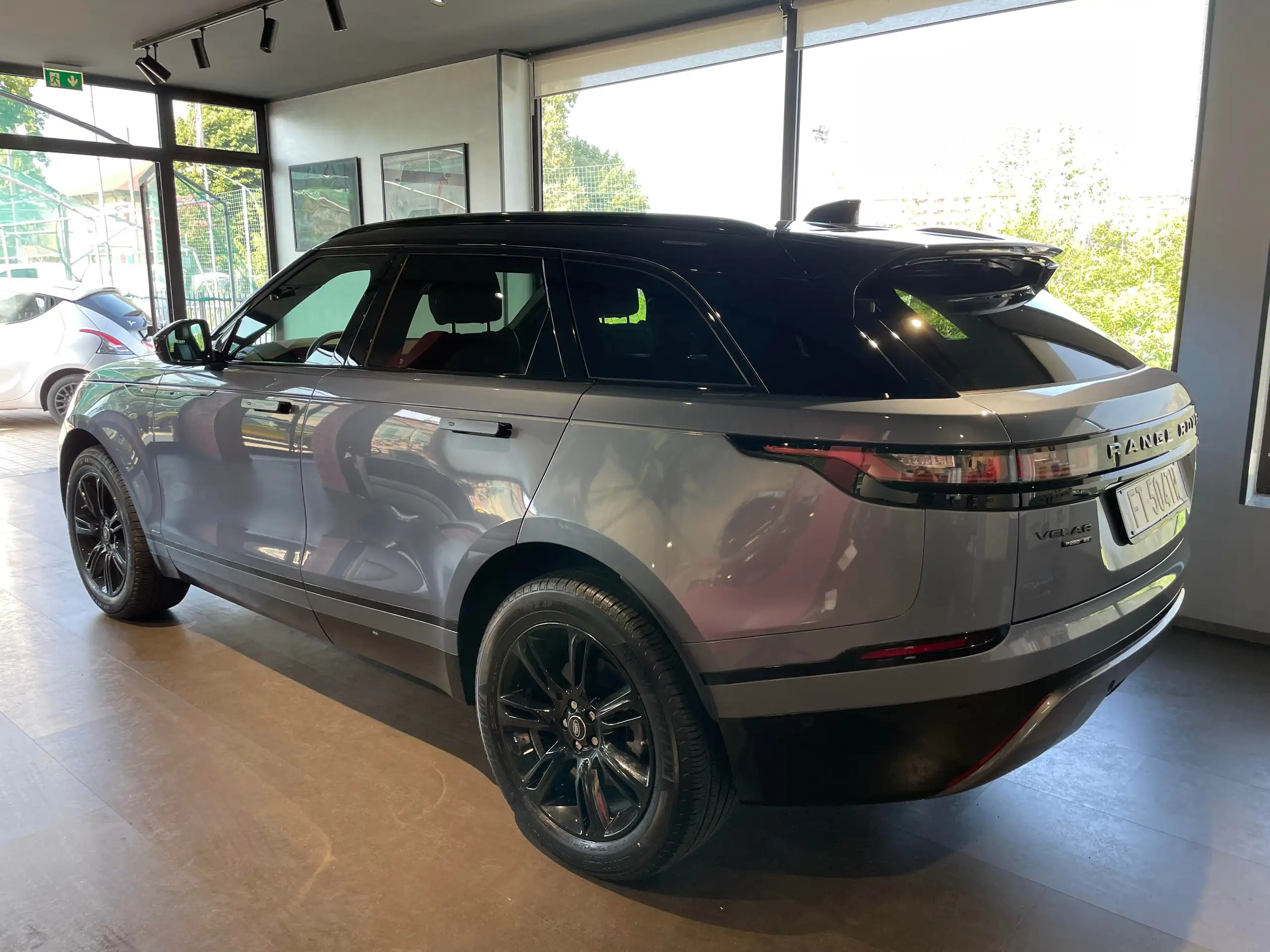 Land Rover - Range Rover Velar