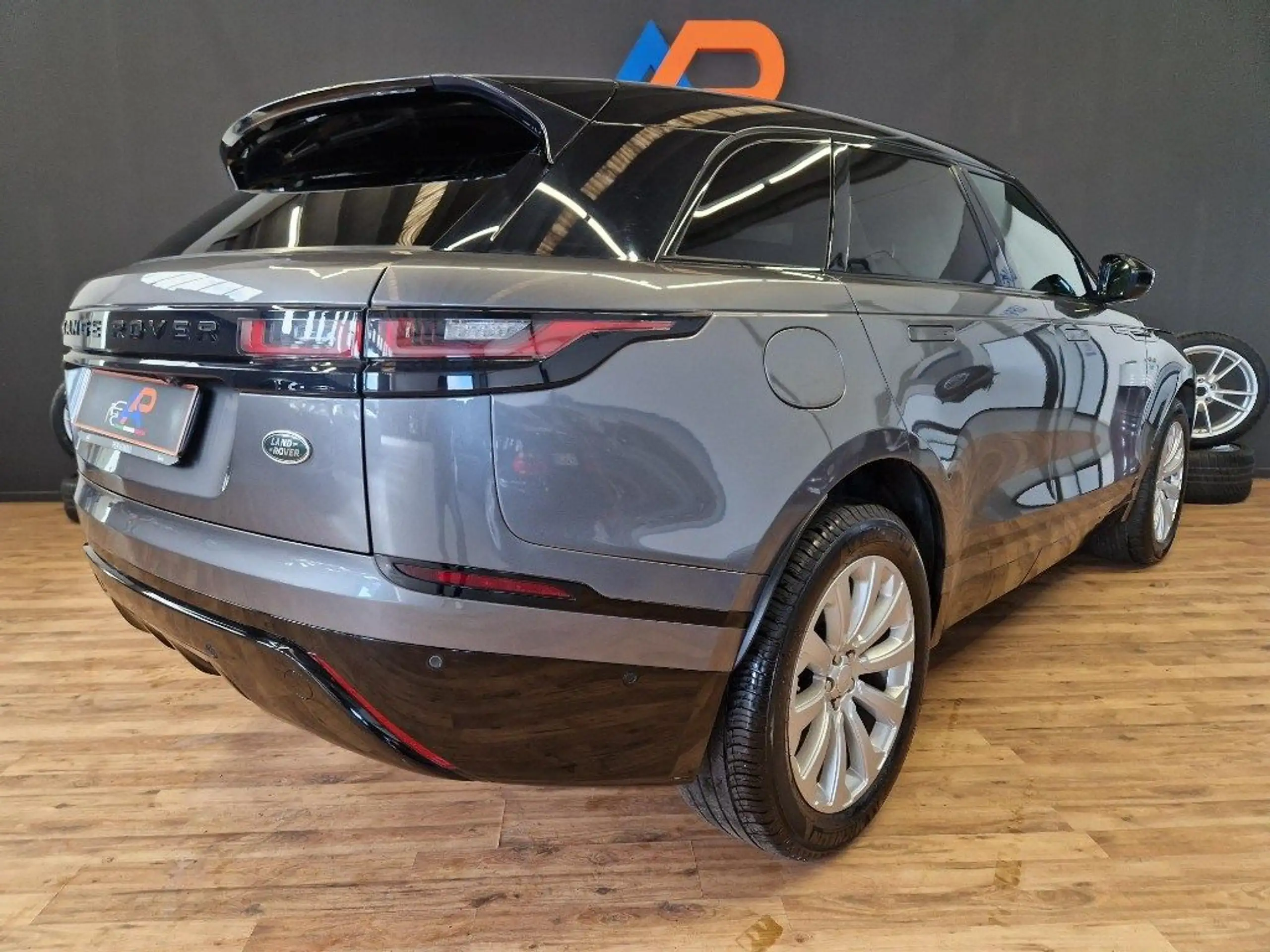 Land Rover - Range Rover Velar