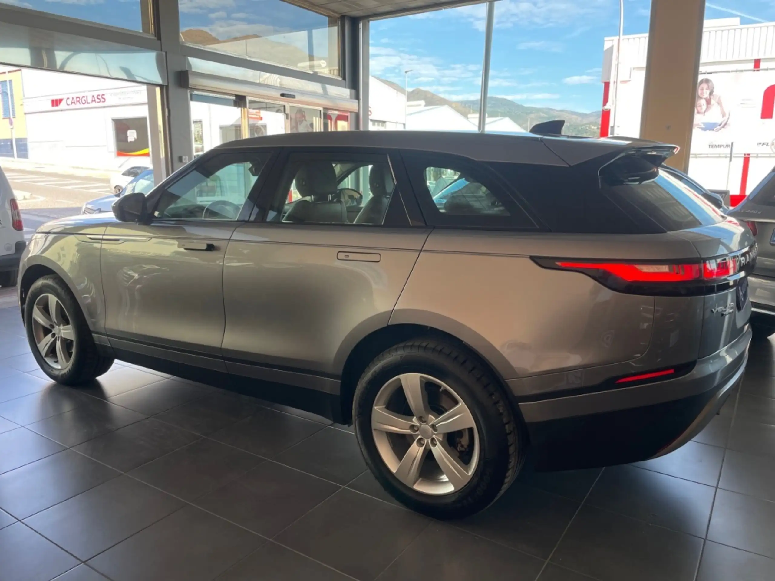 Land Rover - Range Rover Velar