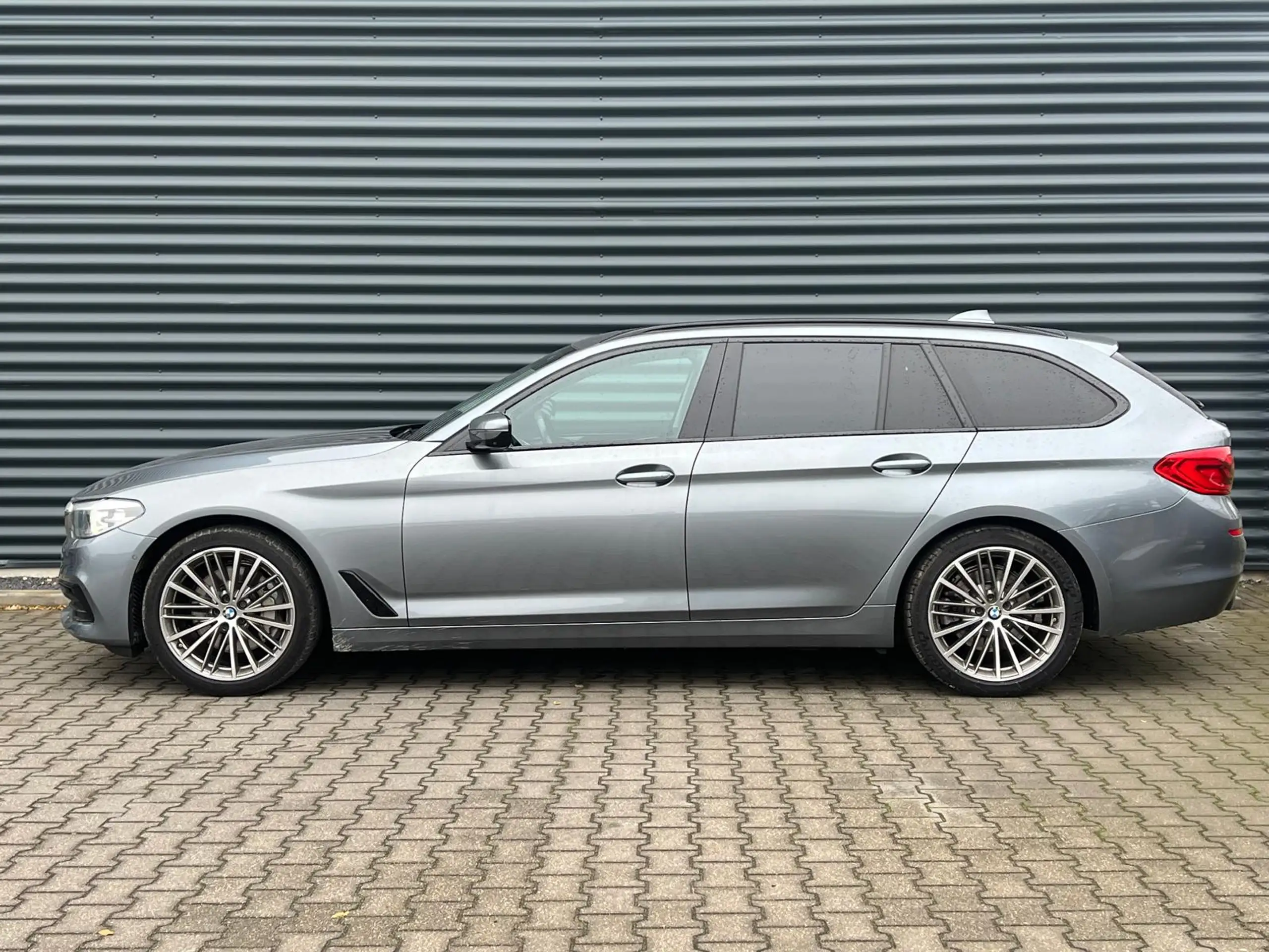 BMW - 530