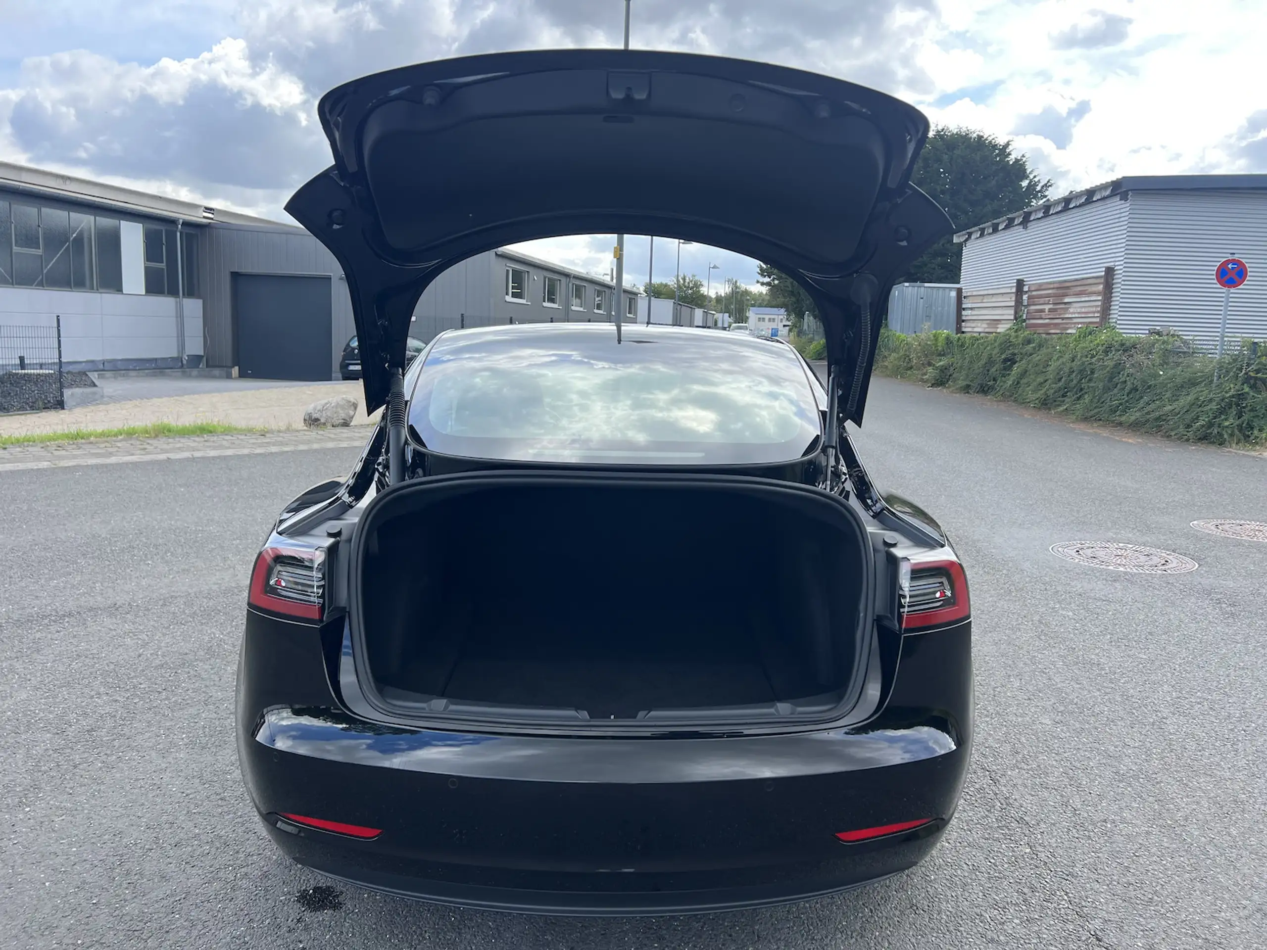 Tesla - Model 3