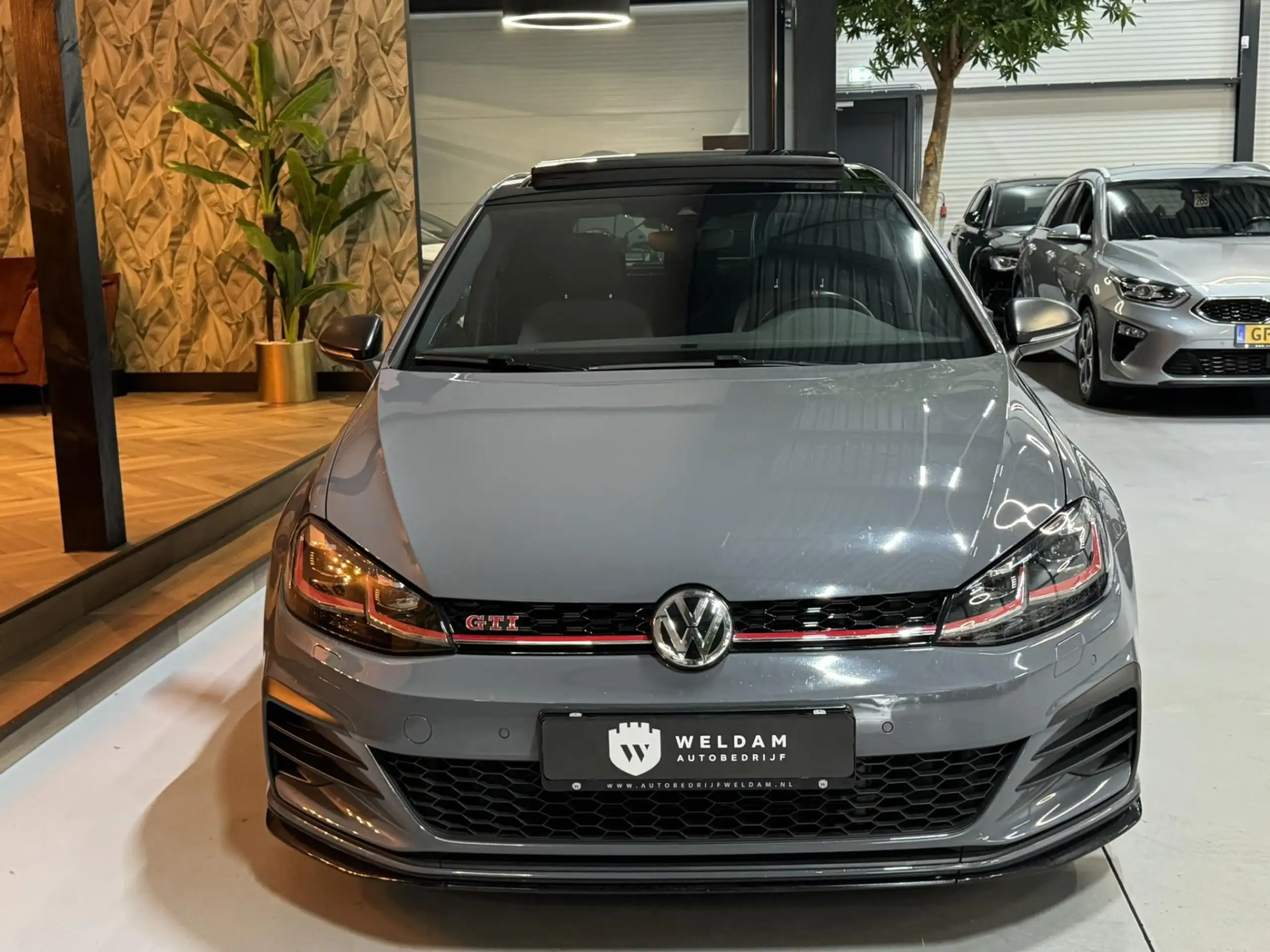 Volkswagen - Golf GTI