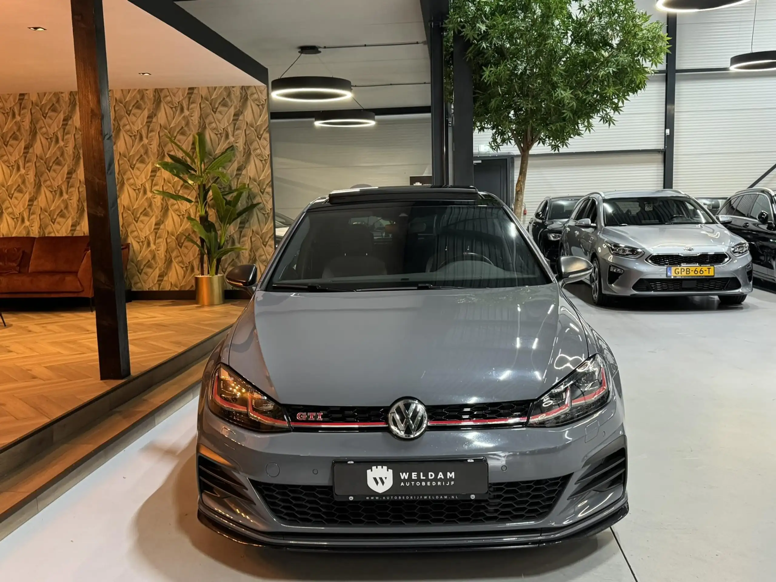 Volkswagen - Golf GTI