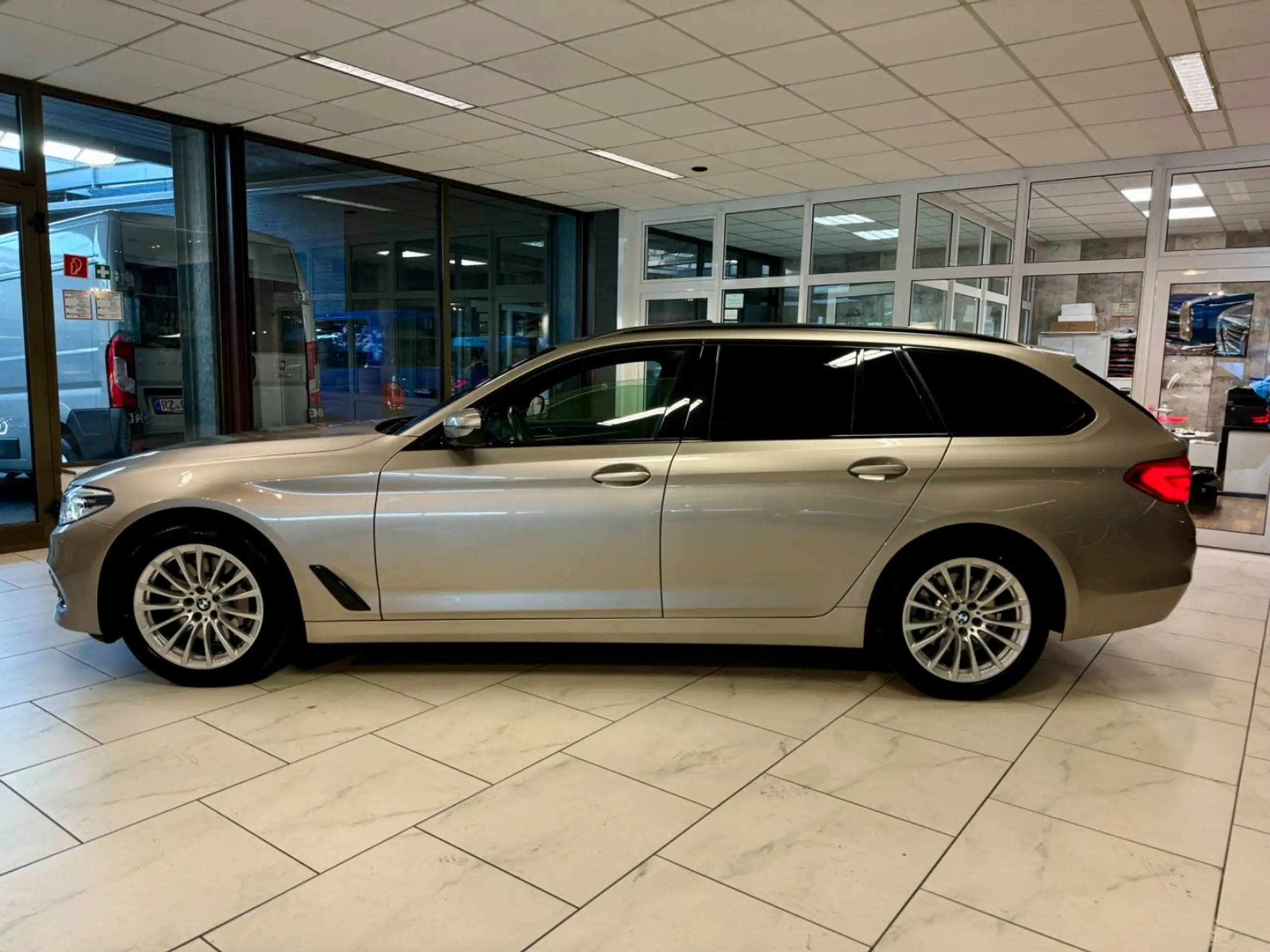 BMW - 530