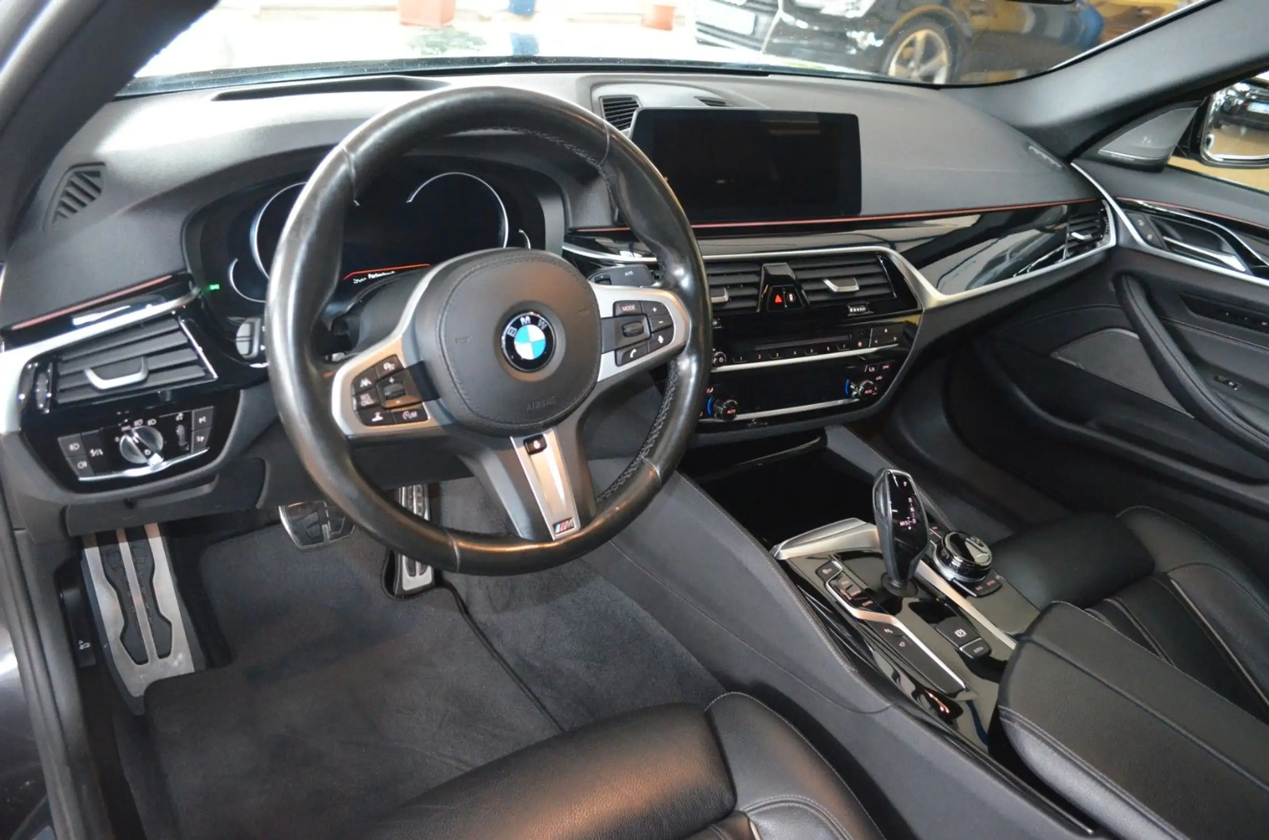 BMW - 530