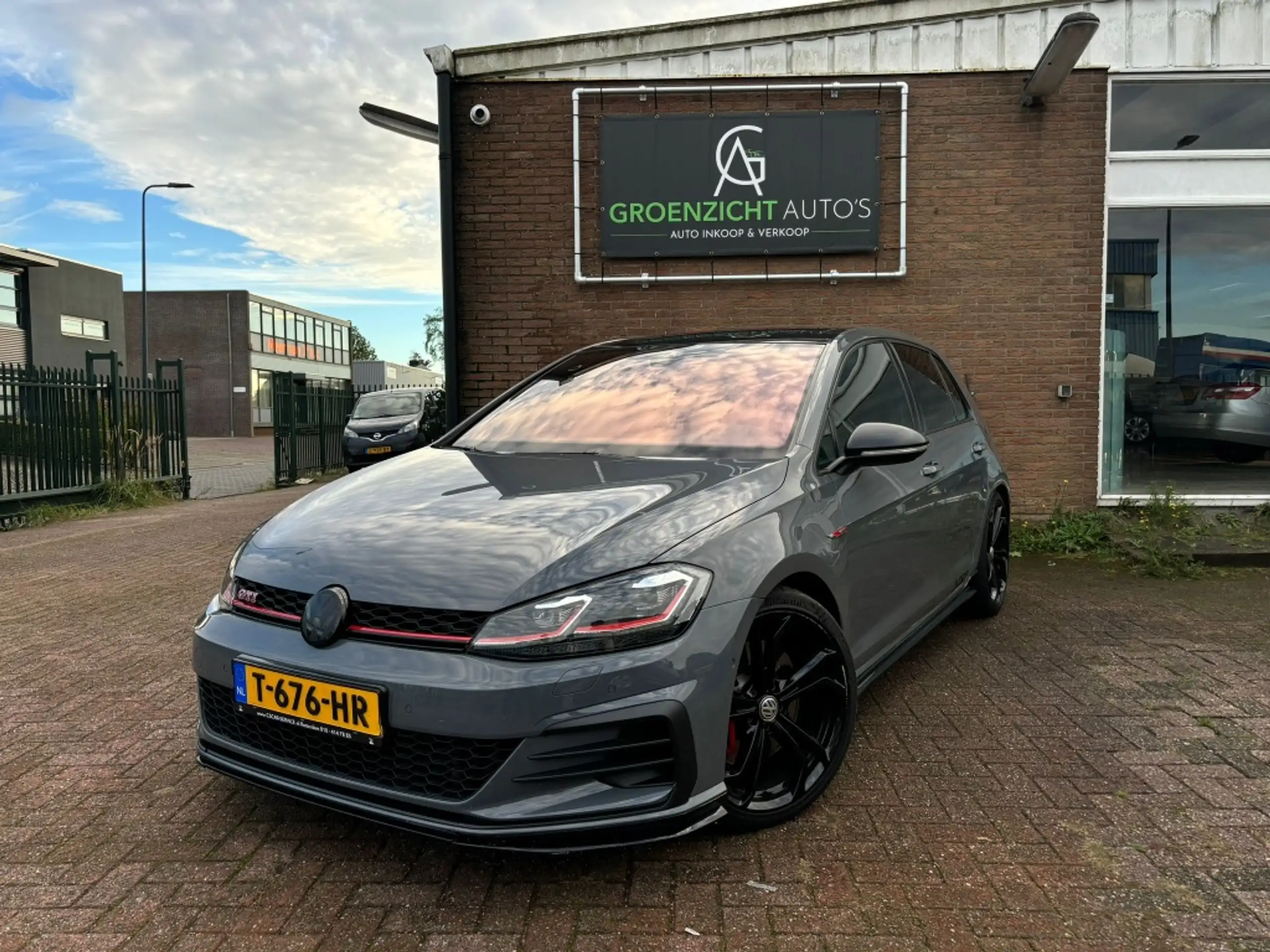 Volkswagen - Golf GTI