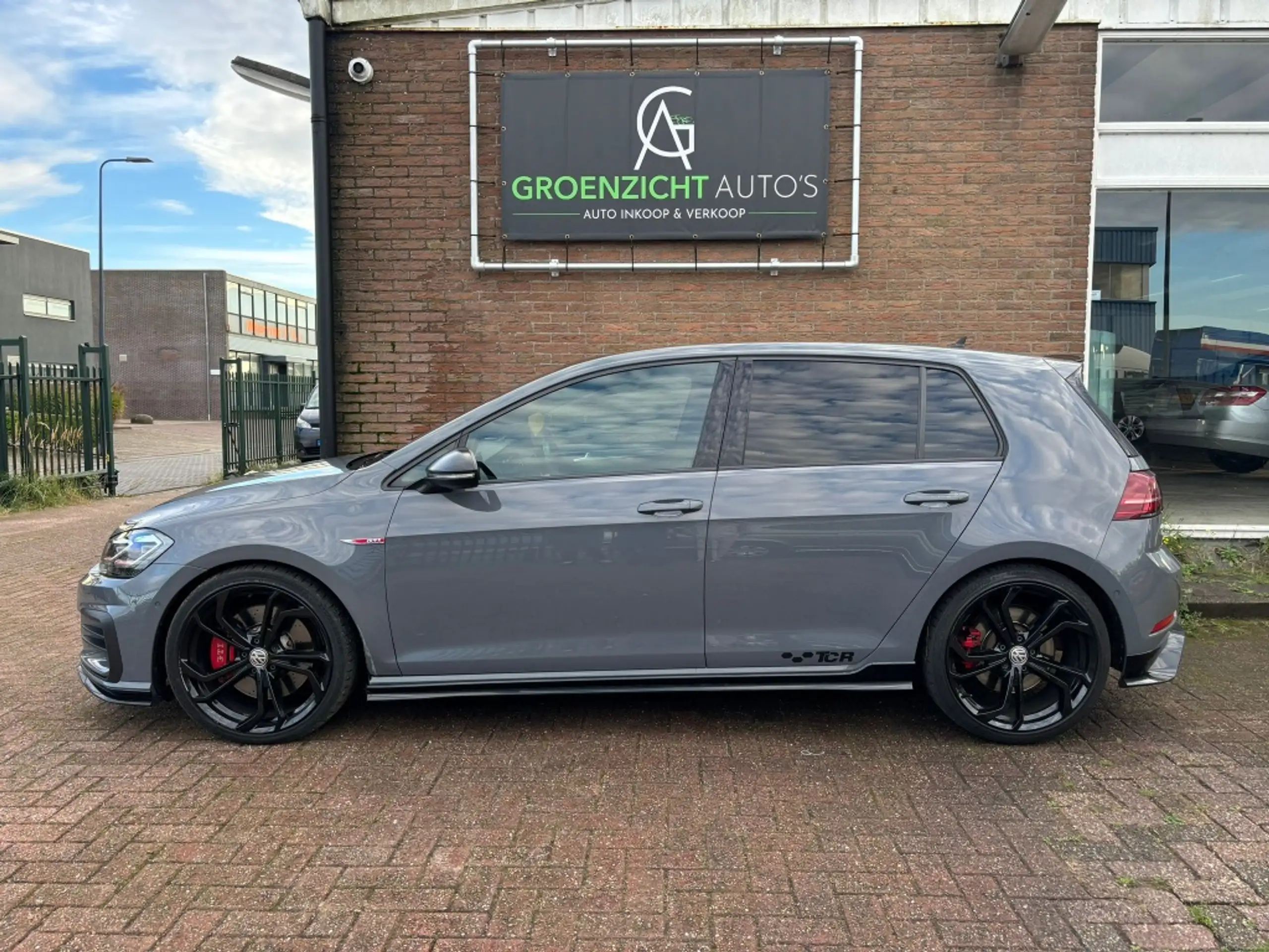 Volkswagen - Golf GTI