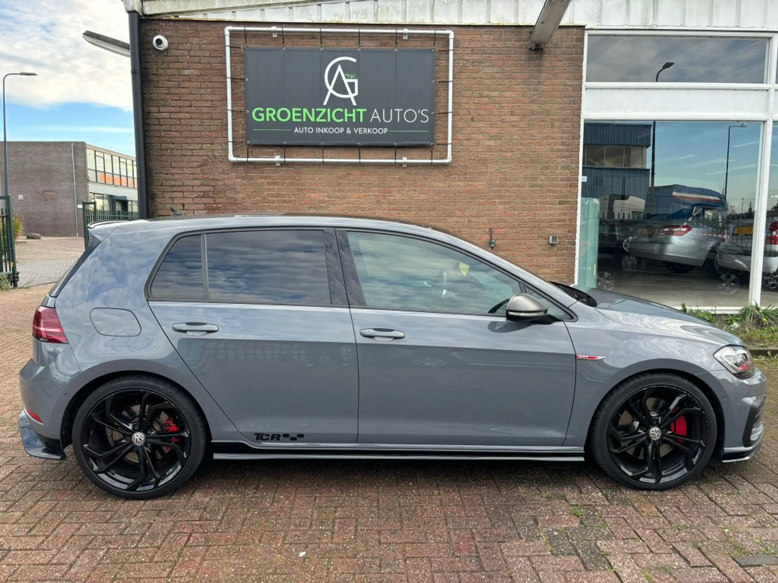 Volkswagen - Golf GTI