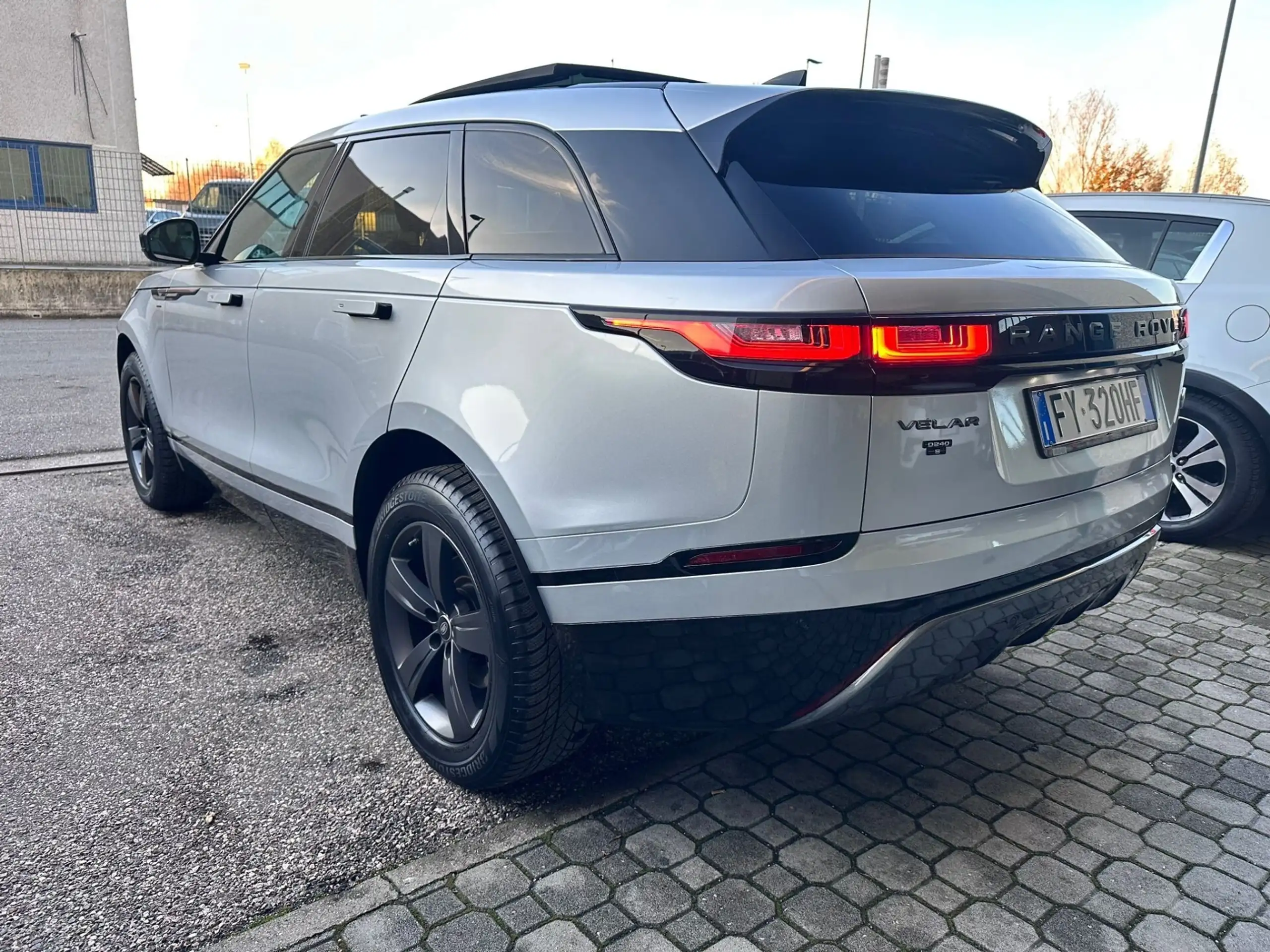 Land Rover - Range Rover Velar