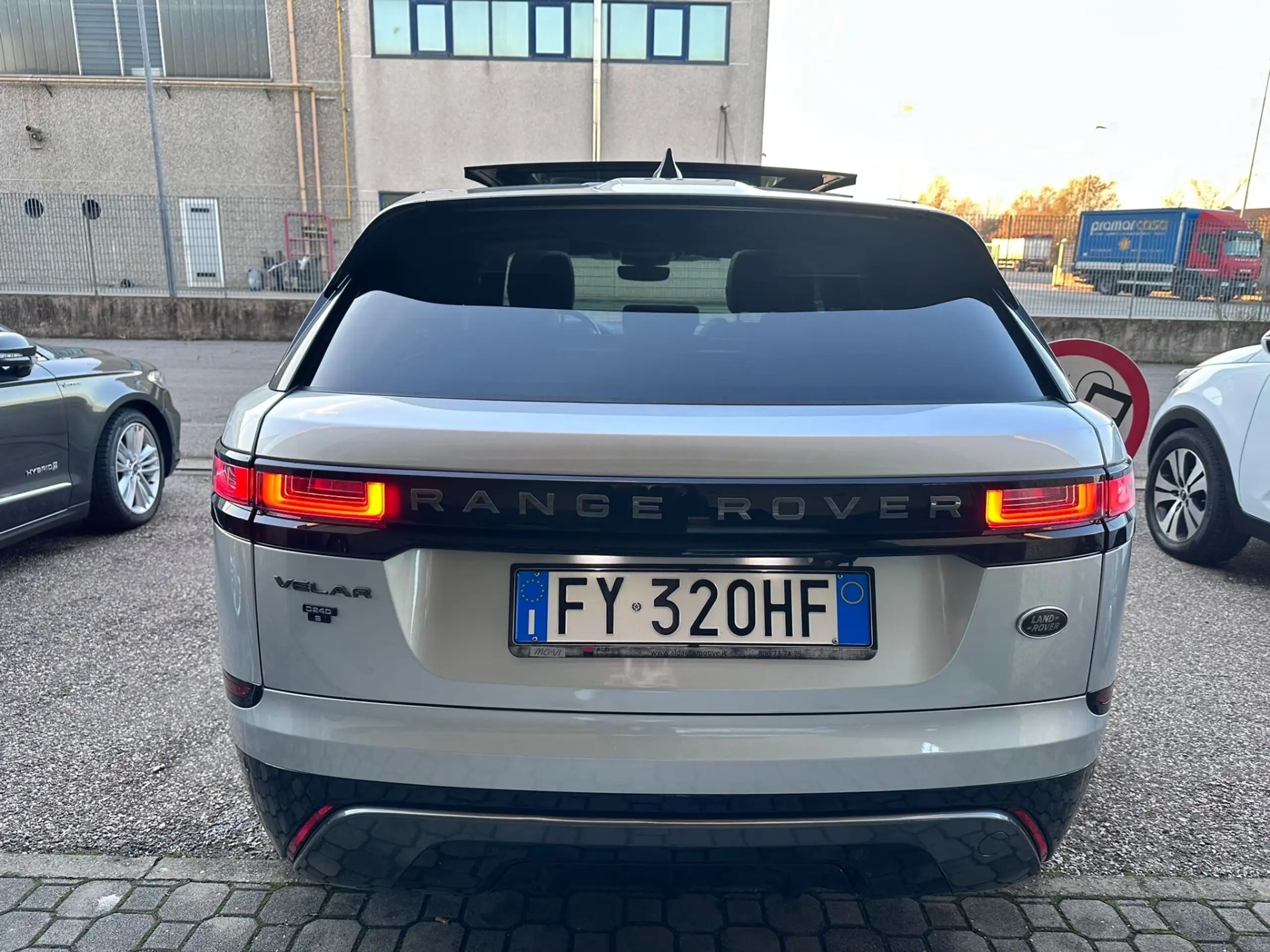 Land Rover - Range Rover Velar