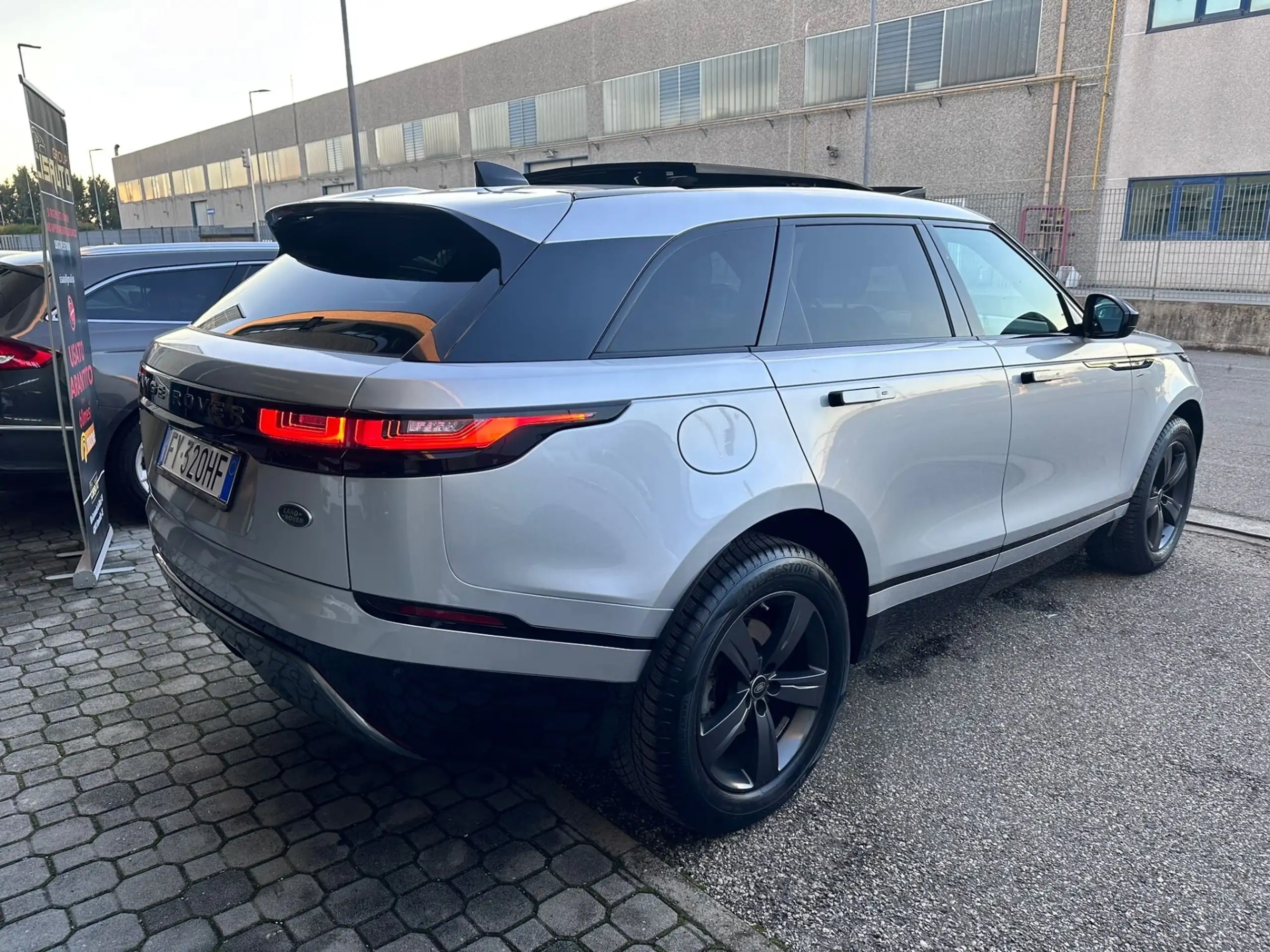 Land Rover - Range Rover Velar