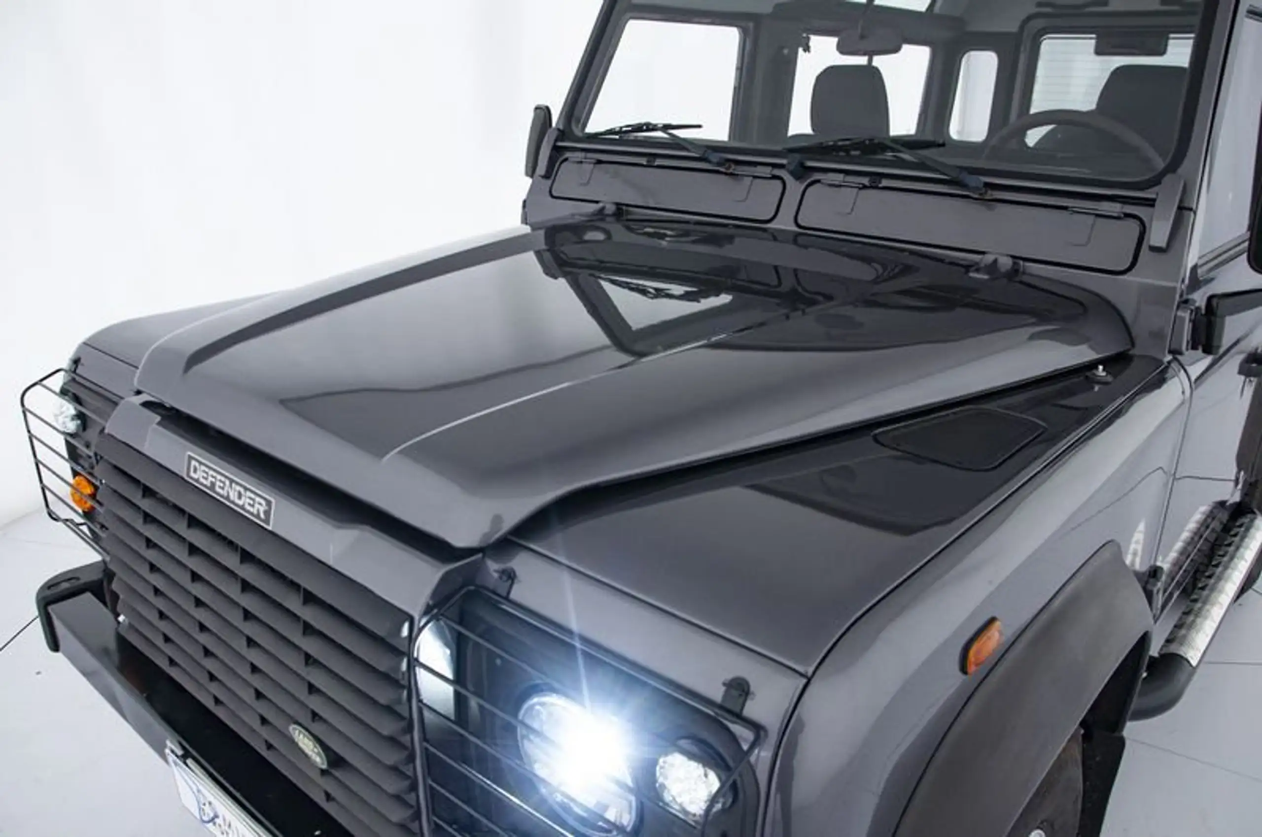 Land Rover - Defender