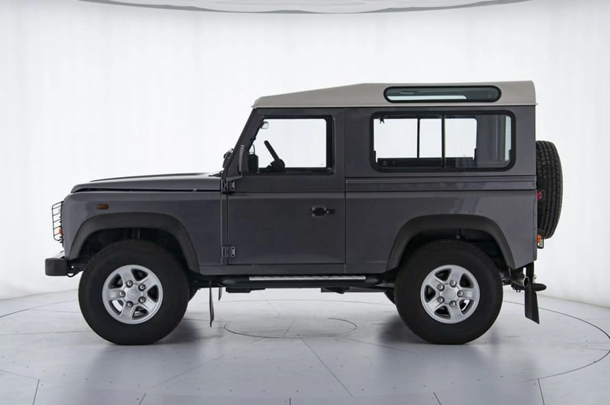 Land Rover - Defender