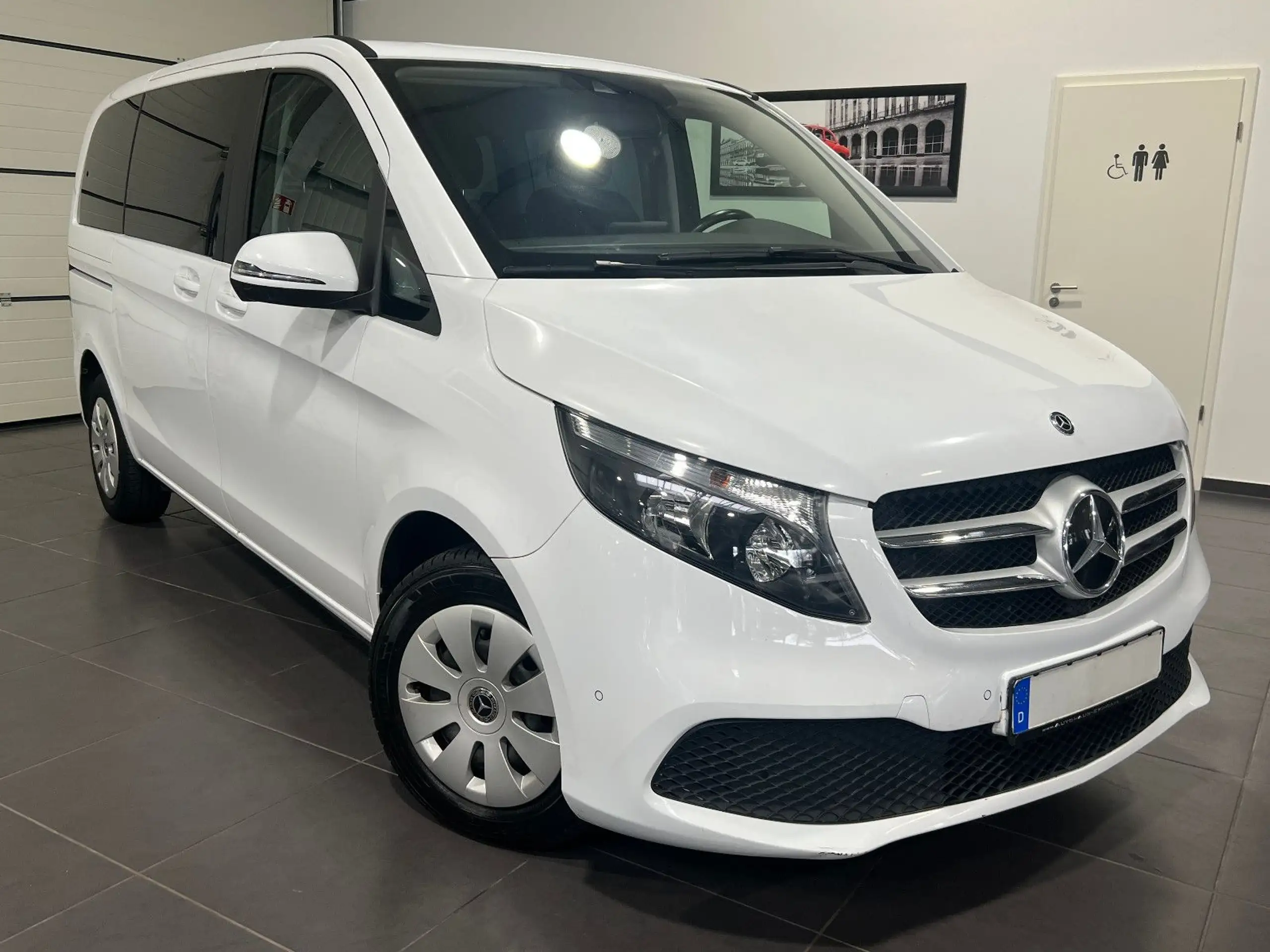 Mercedes-Benz - V 220