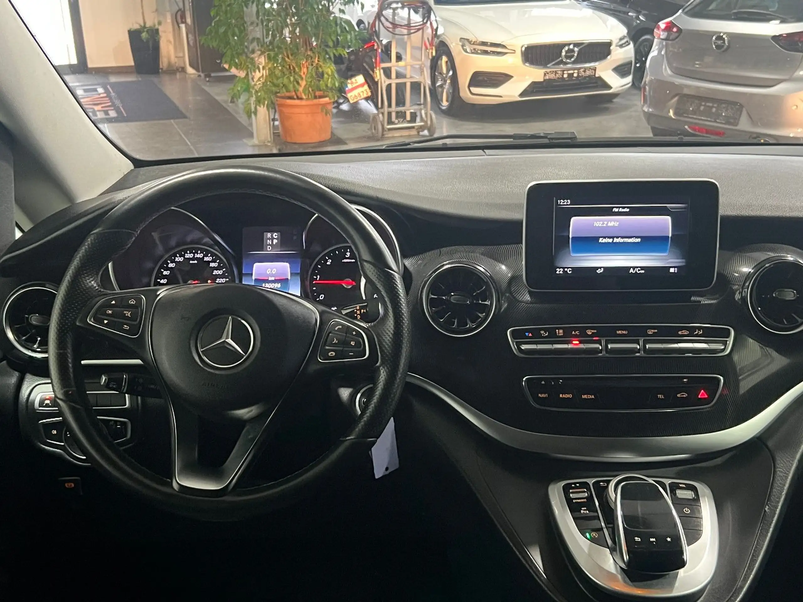 Mercedes-Benz - V 220