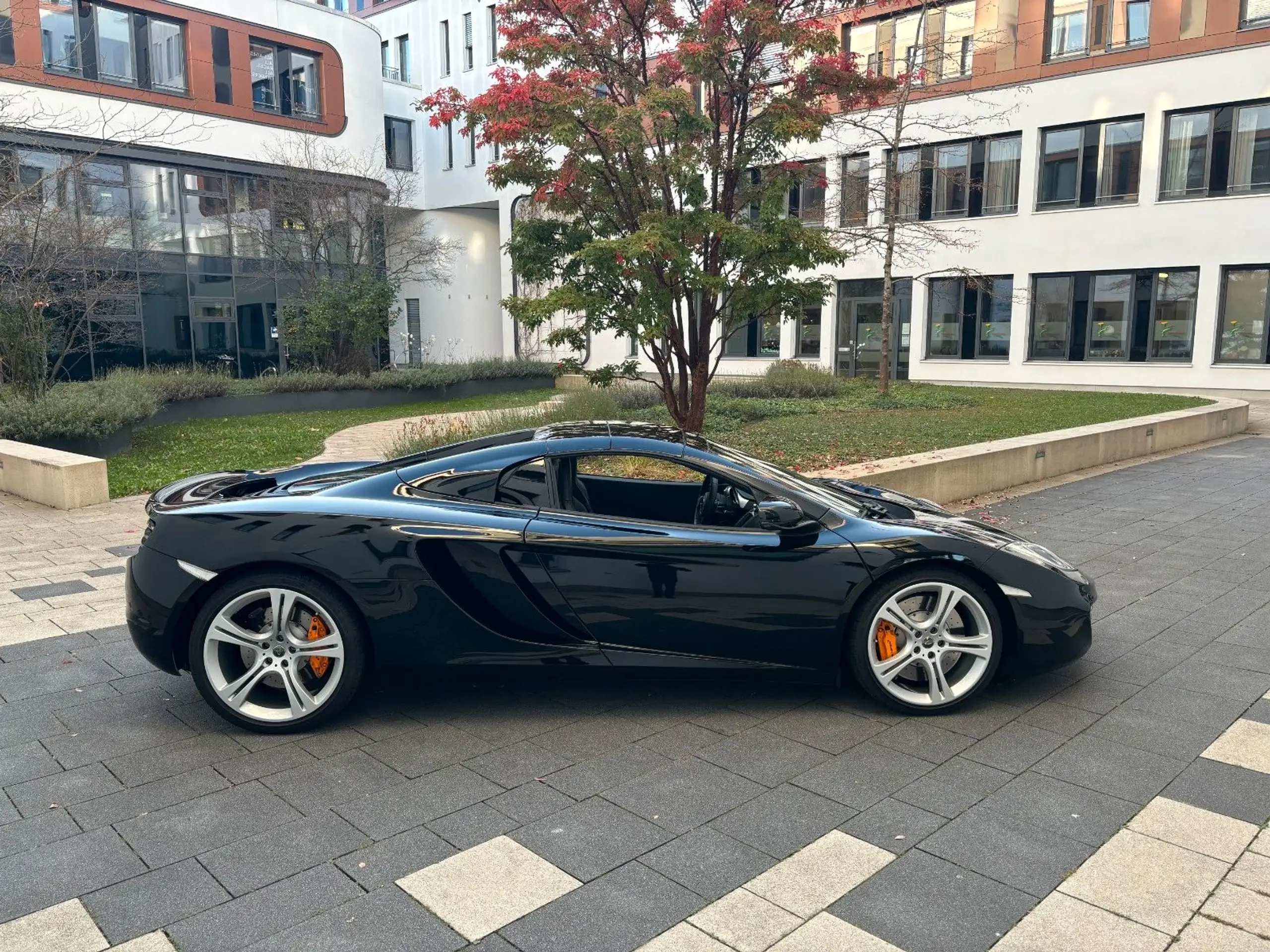 McLaren - MP4-12C