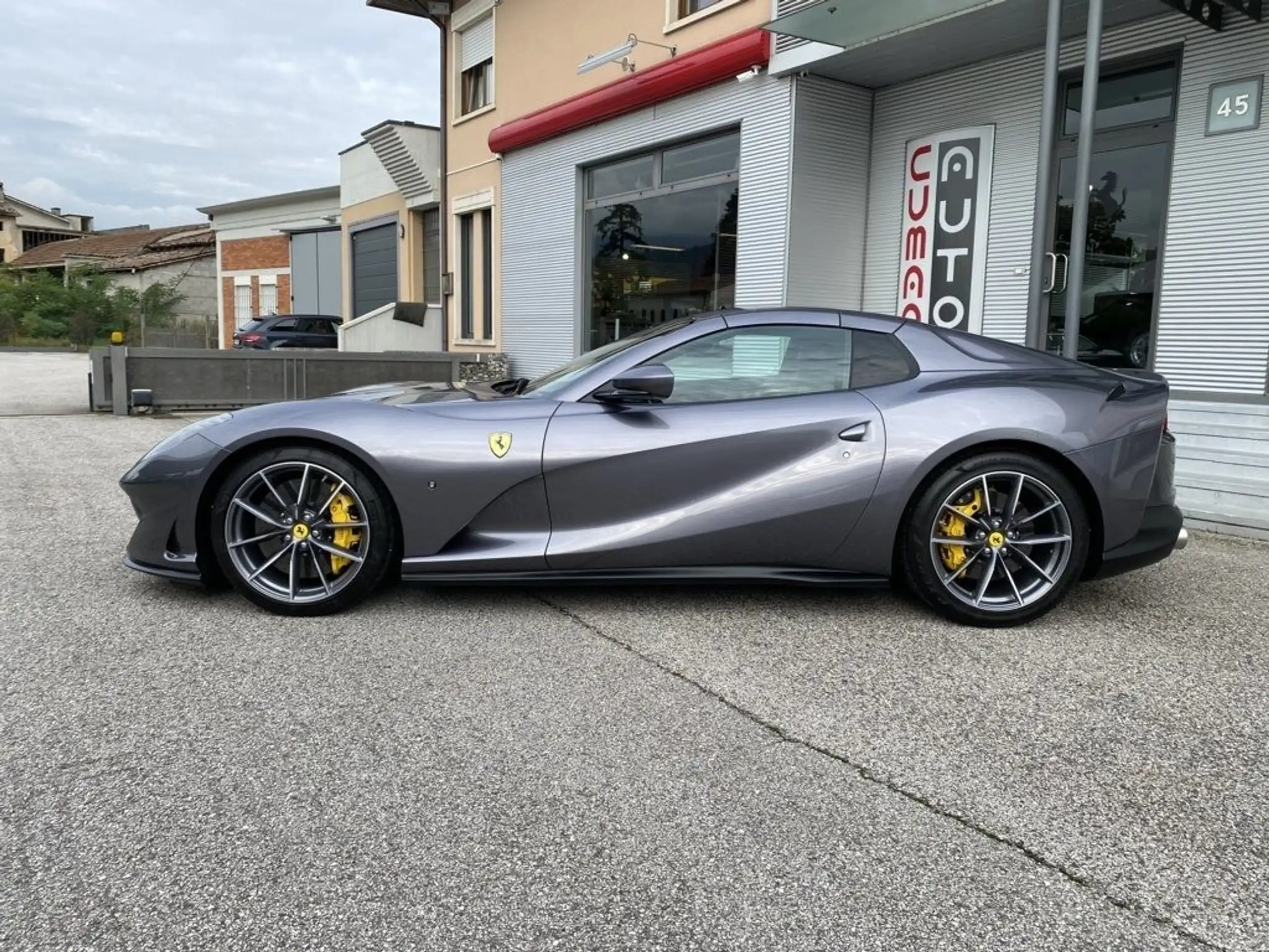 Ferrari - 812