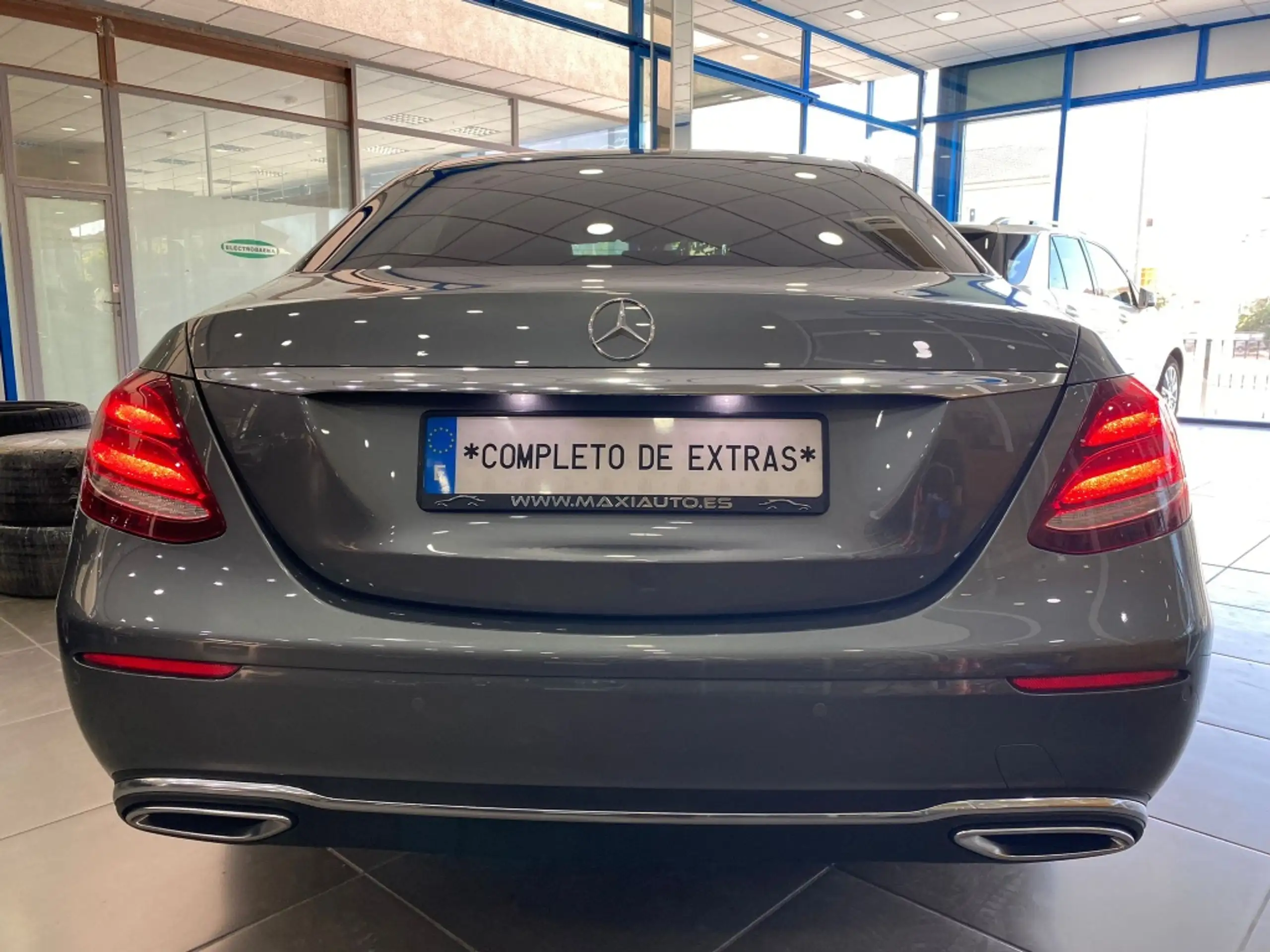 Mercedes-Benz - E 200