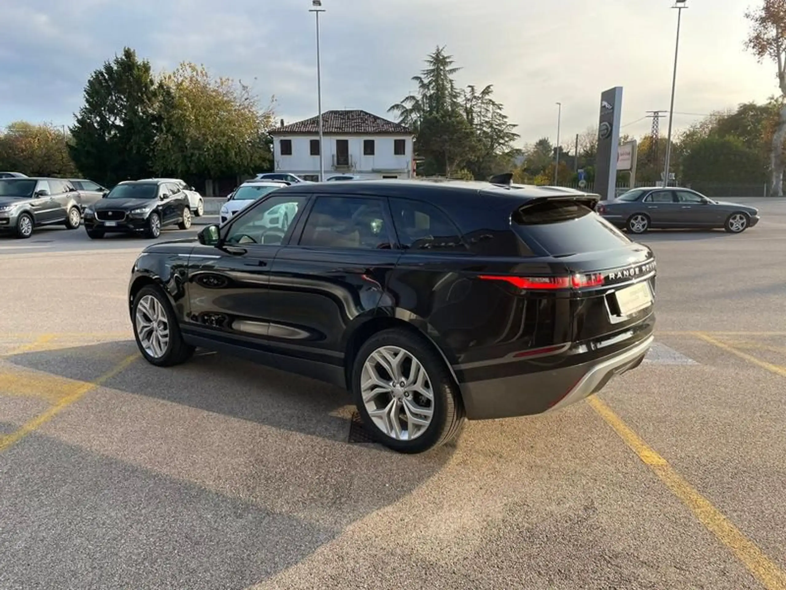 Land Rover - Range Rover Velar