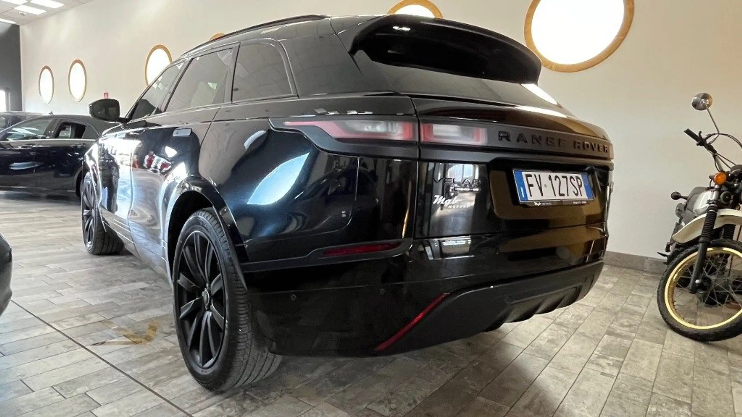 Land Rover - Range Rover Velar