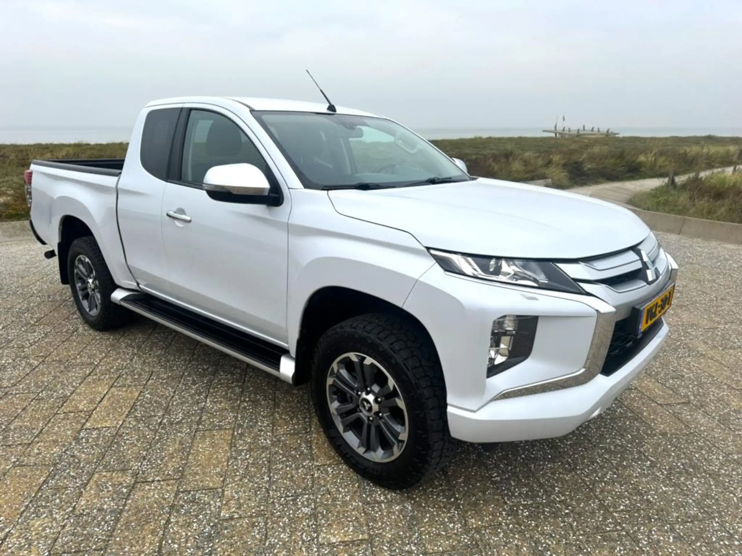 Mitsubishi - L200