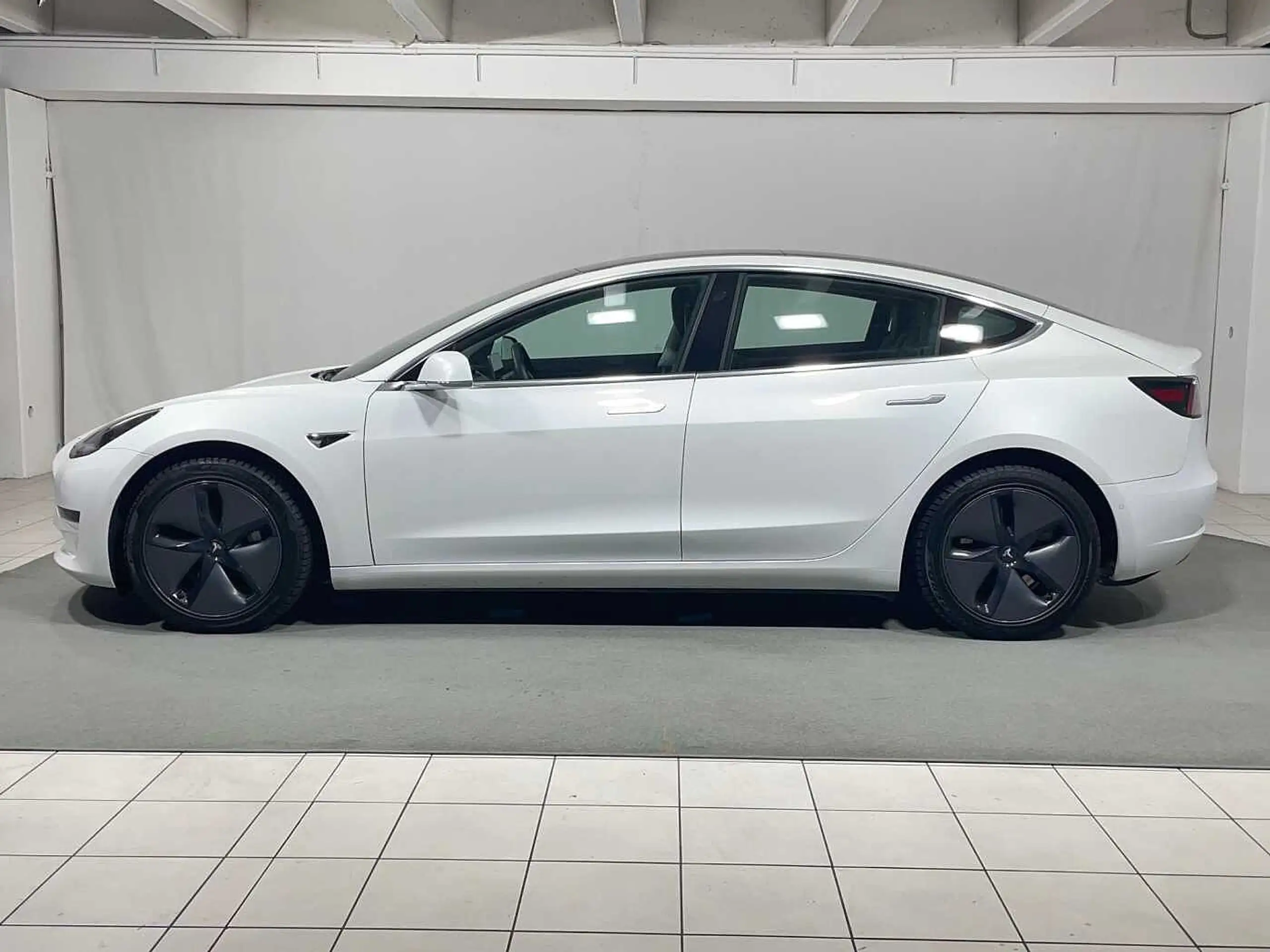 Tesla - Model 3