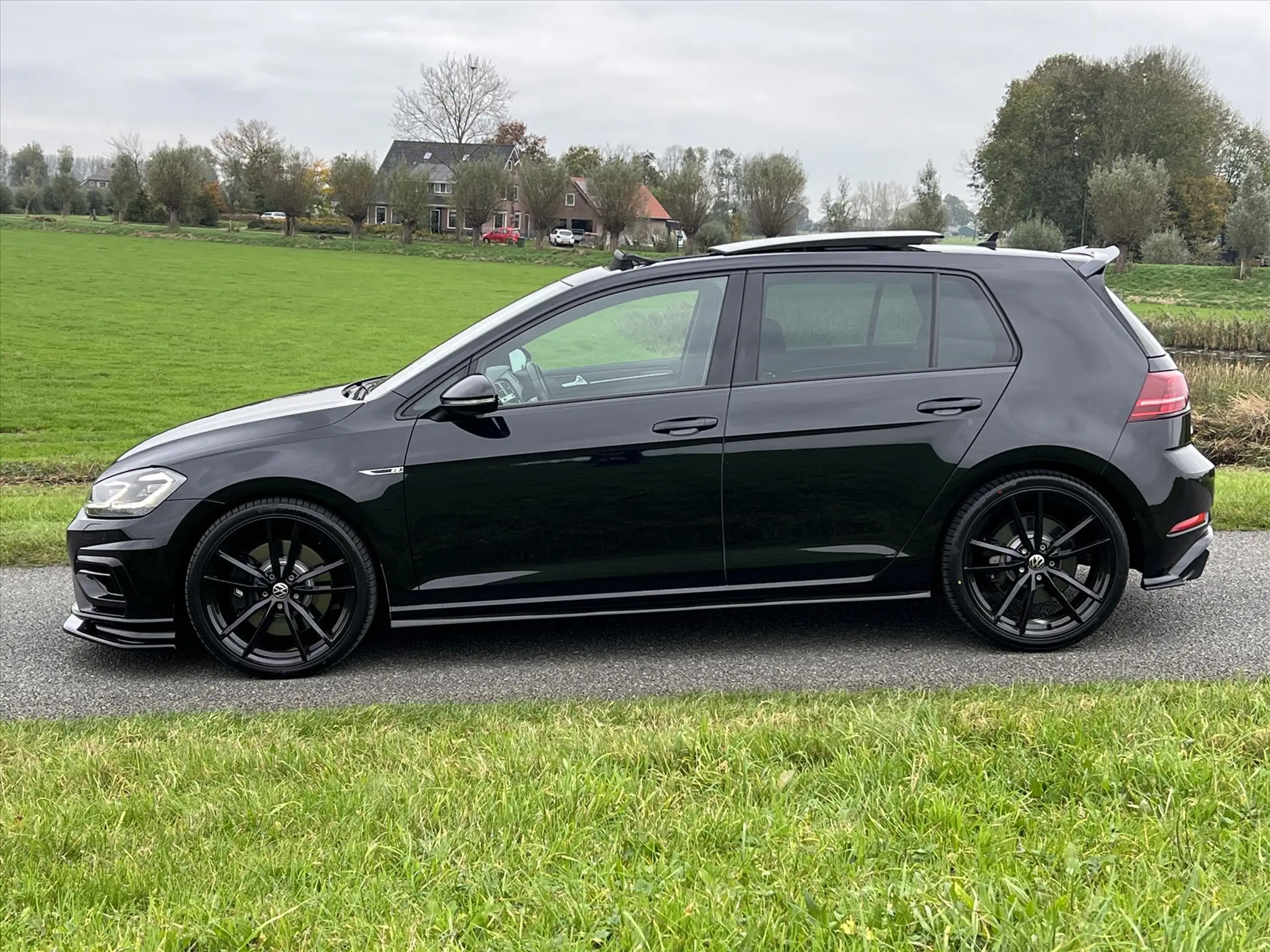 Volkswagen - Golf