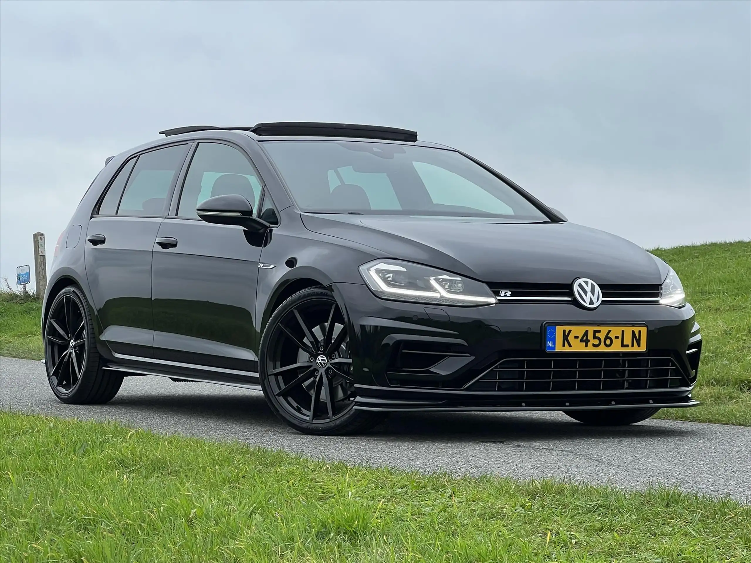 Volkswagen - Golf