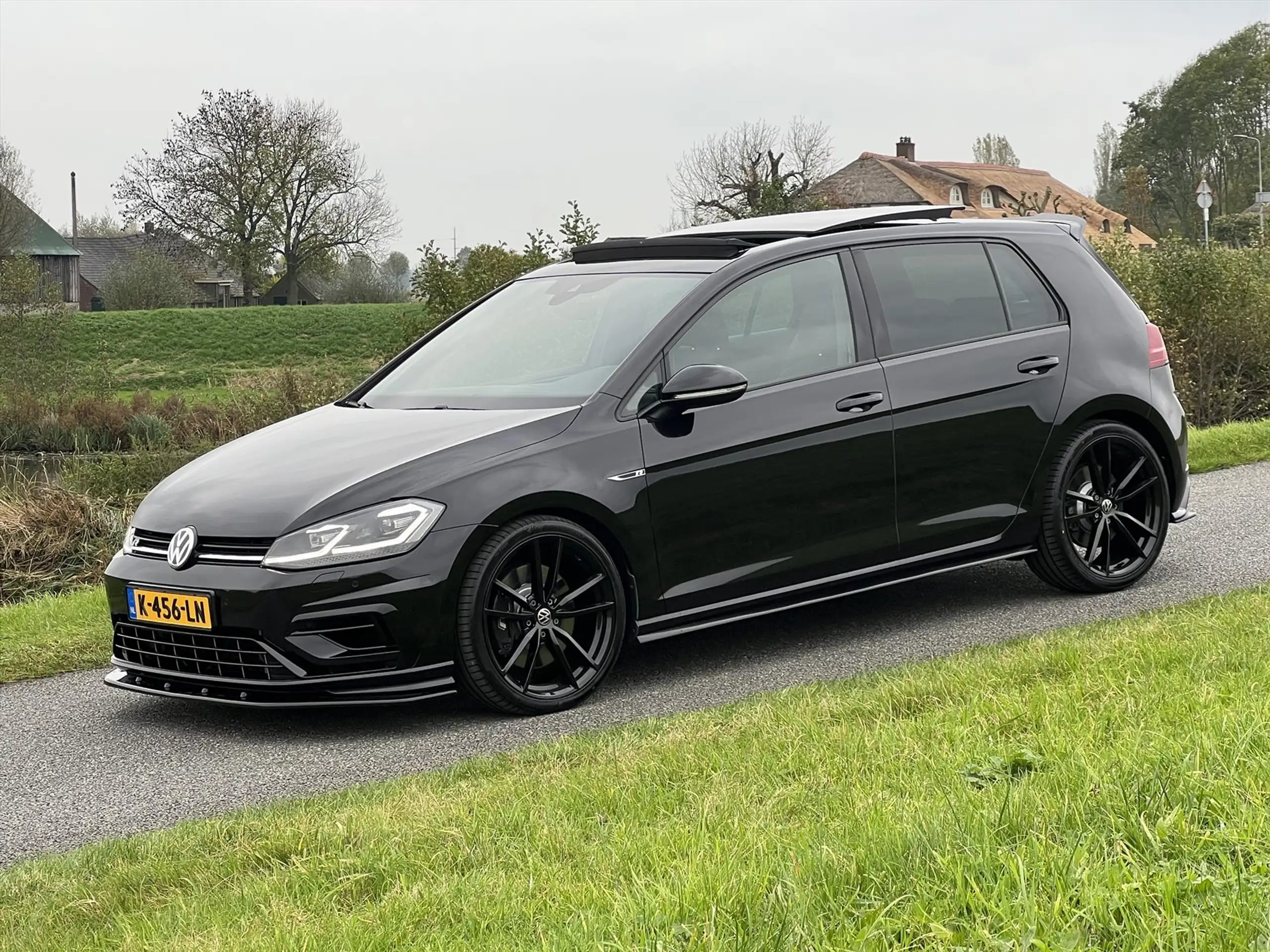 Volkswagen - Golf