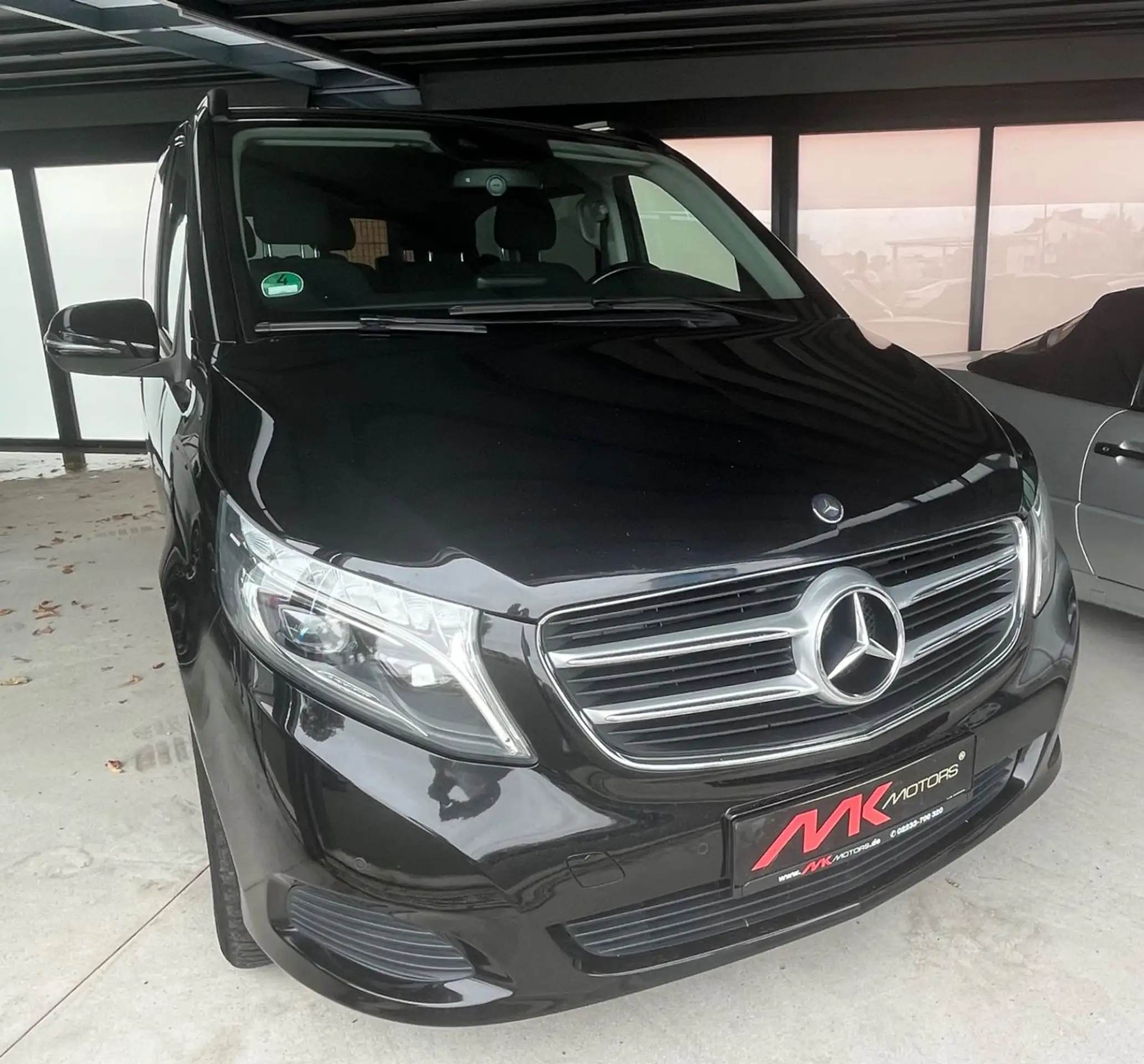 Mercedes-Benz - V 220