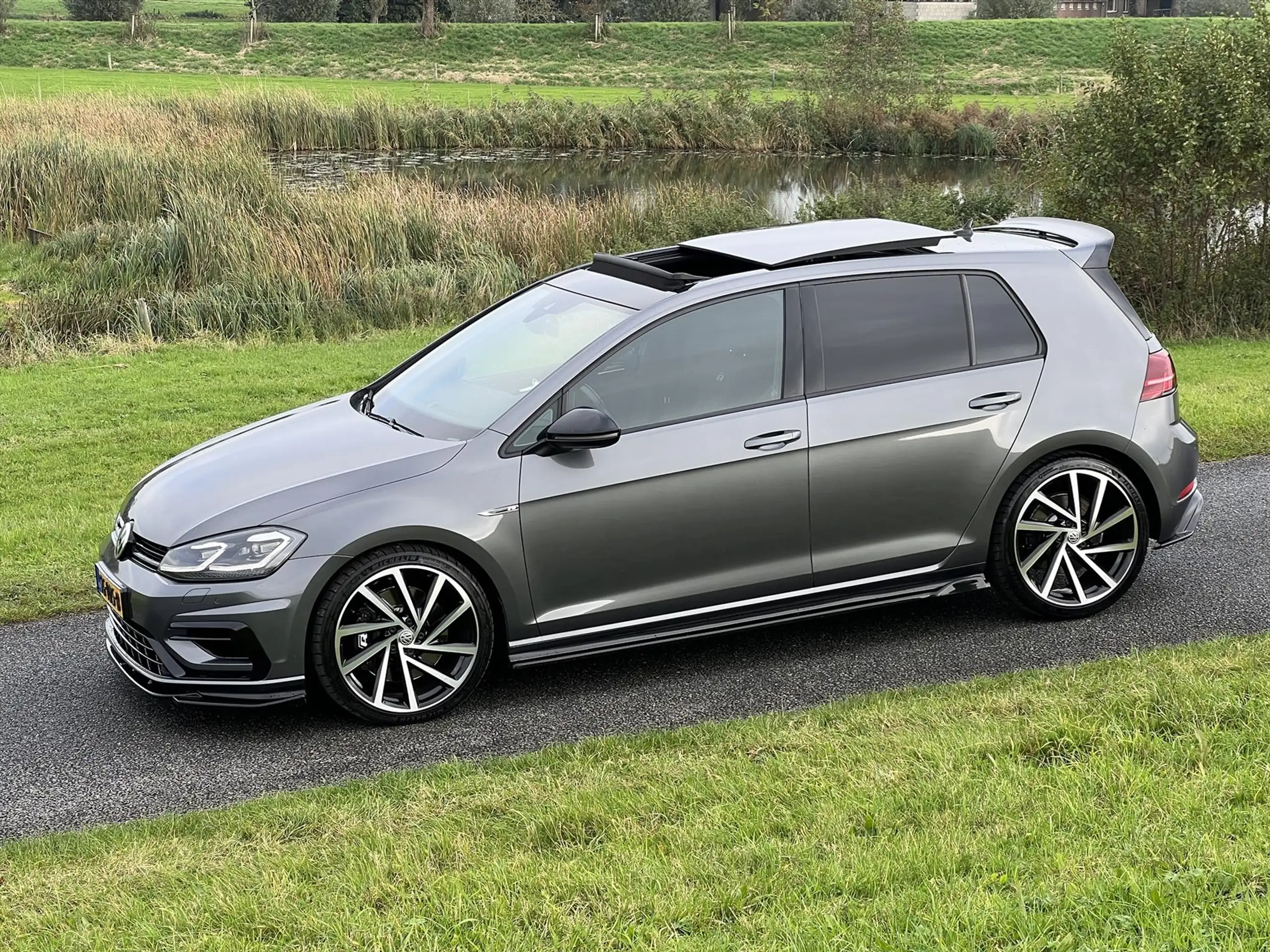 Volkswagen - Golf