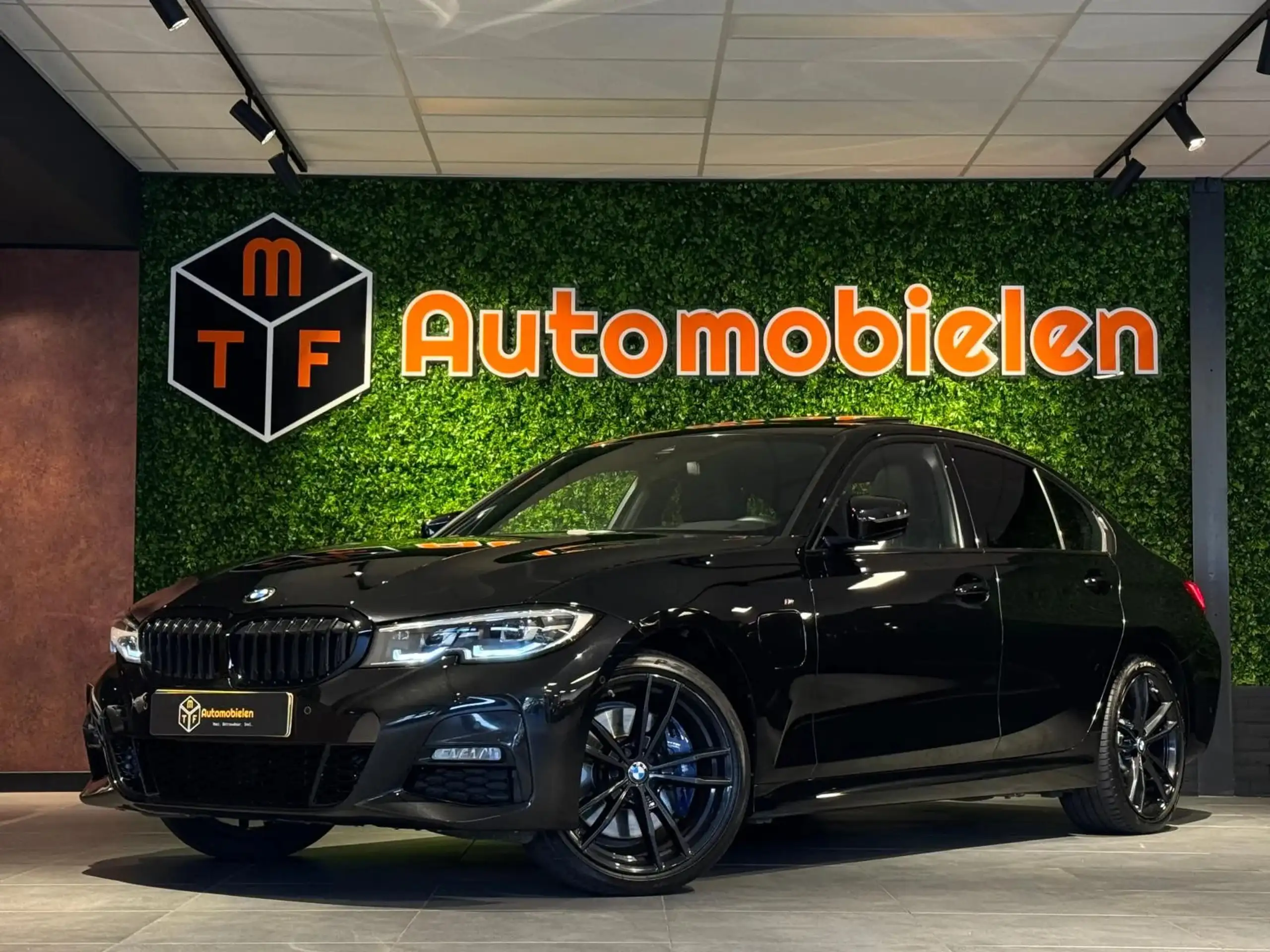 BMW 330 2019