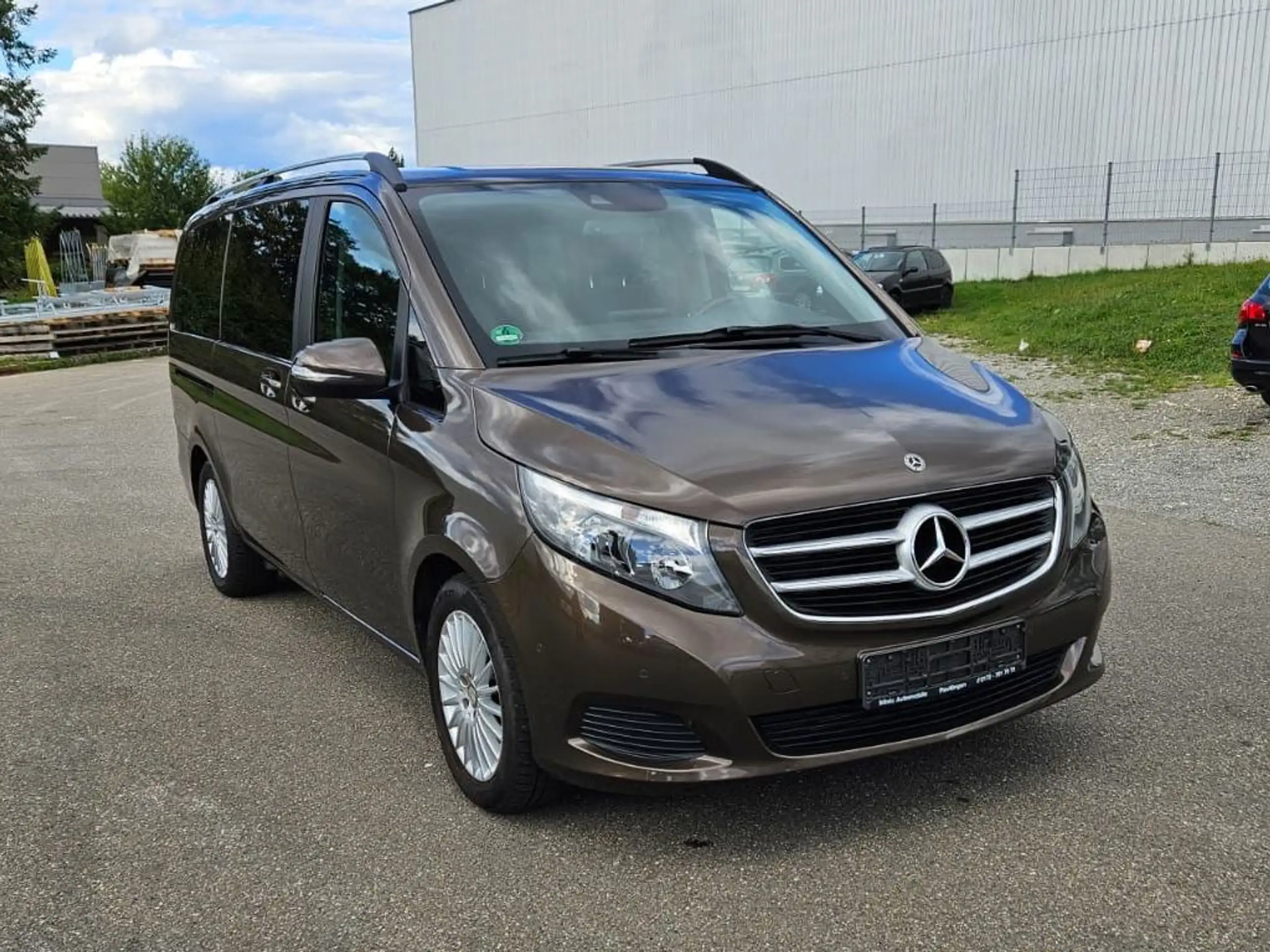 Mercedes-Benz - V 220