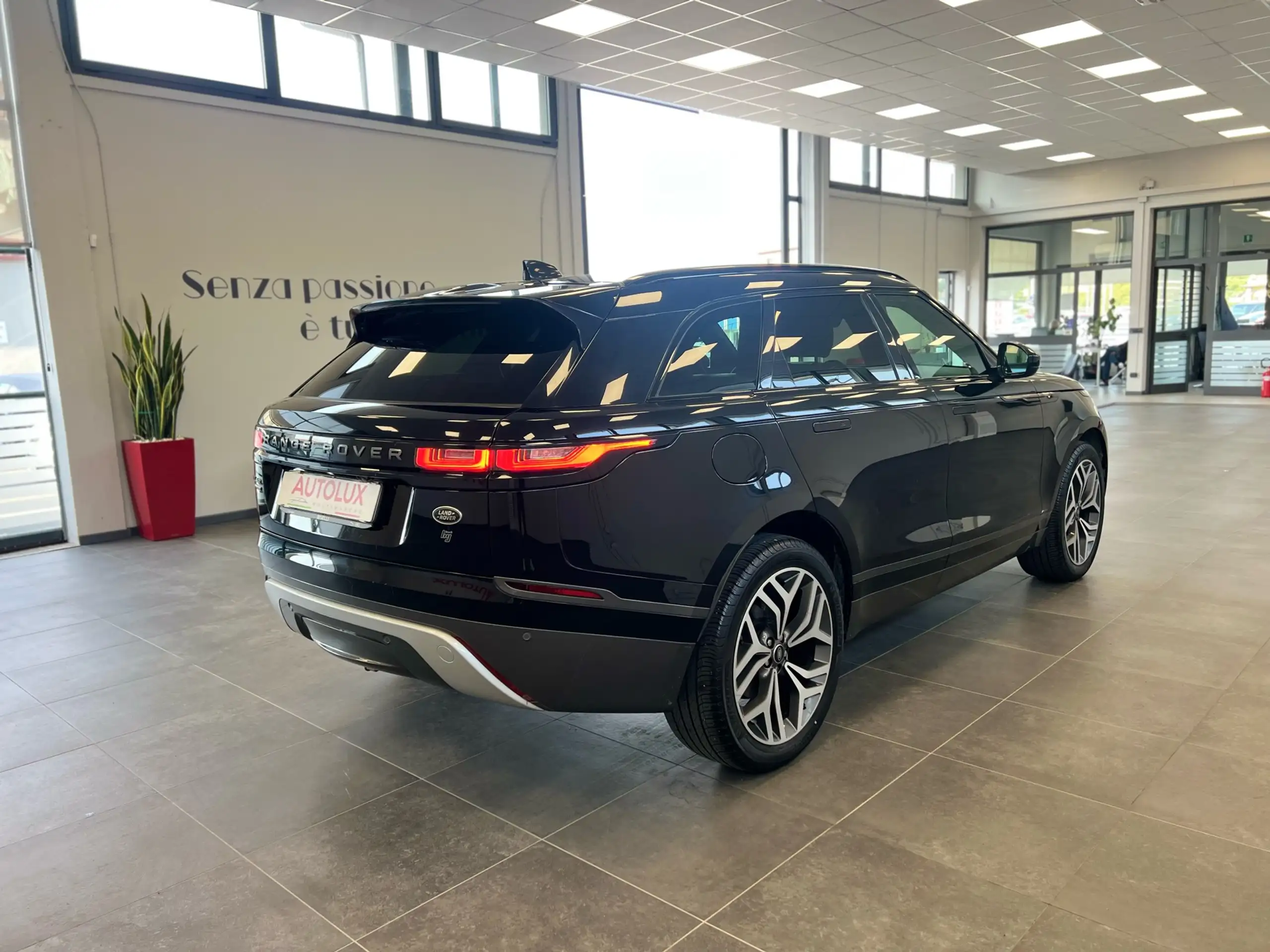 Land Rover - Range Rover Velar