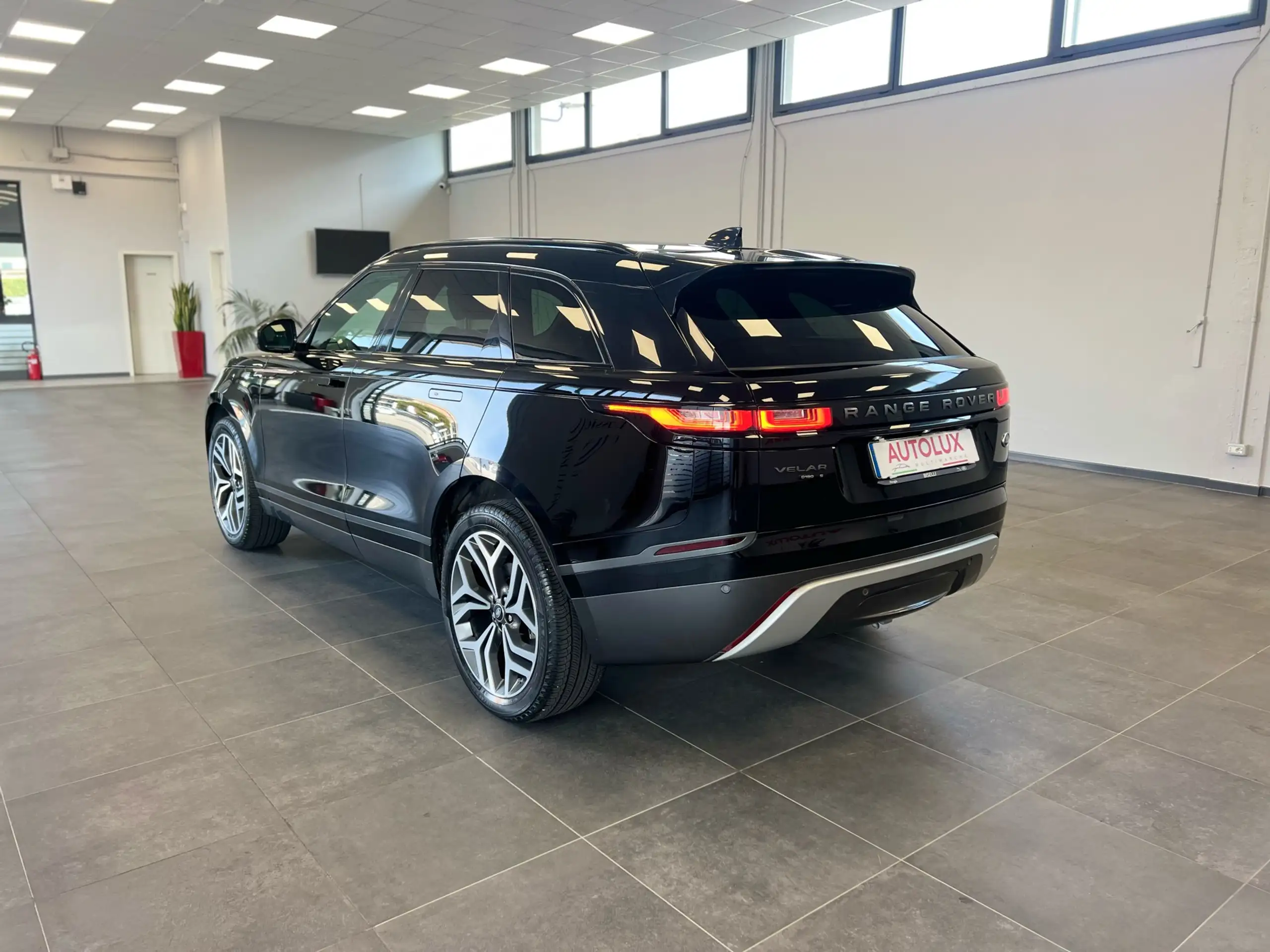 Land Rover - Range Rover Velar