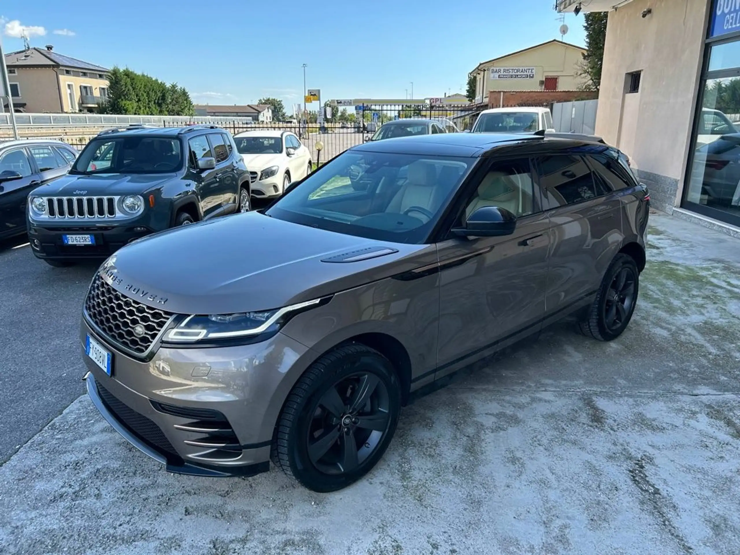 Land Rover - Range Rover Velar