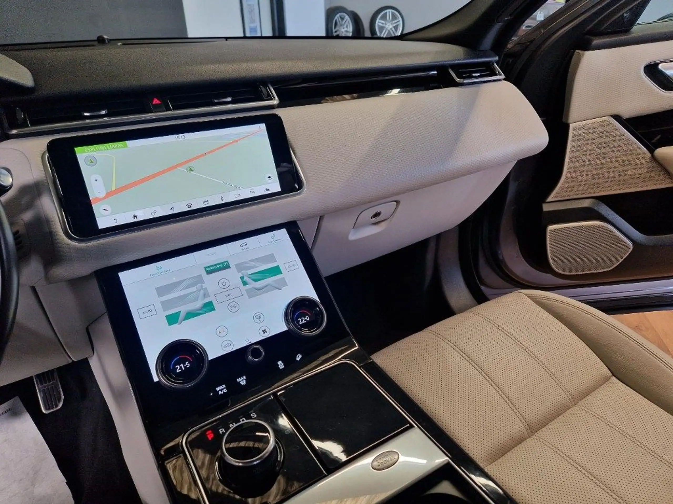 Land Rover - Range Rover Velar