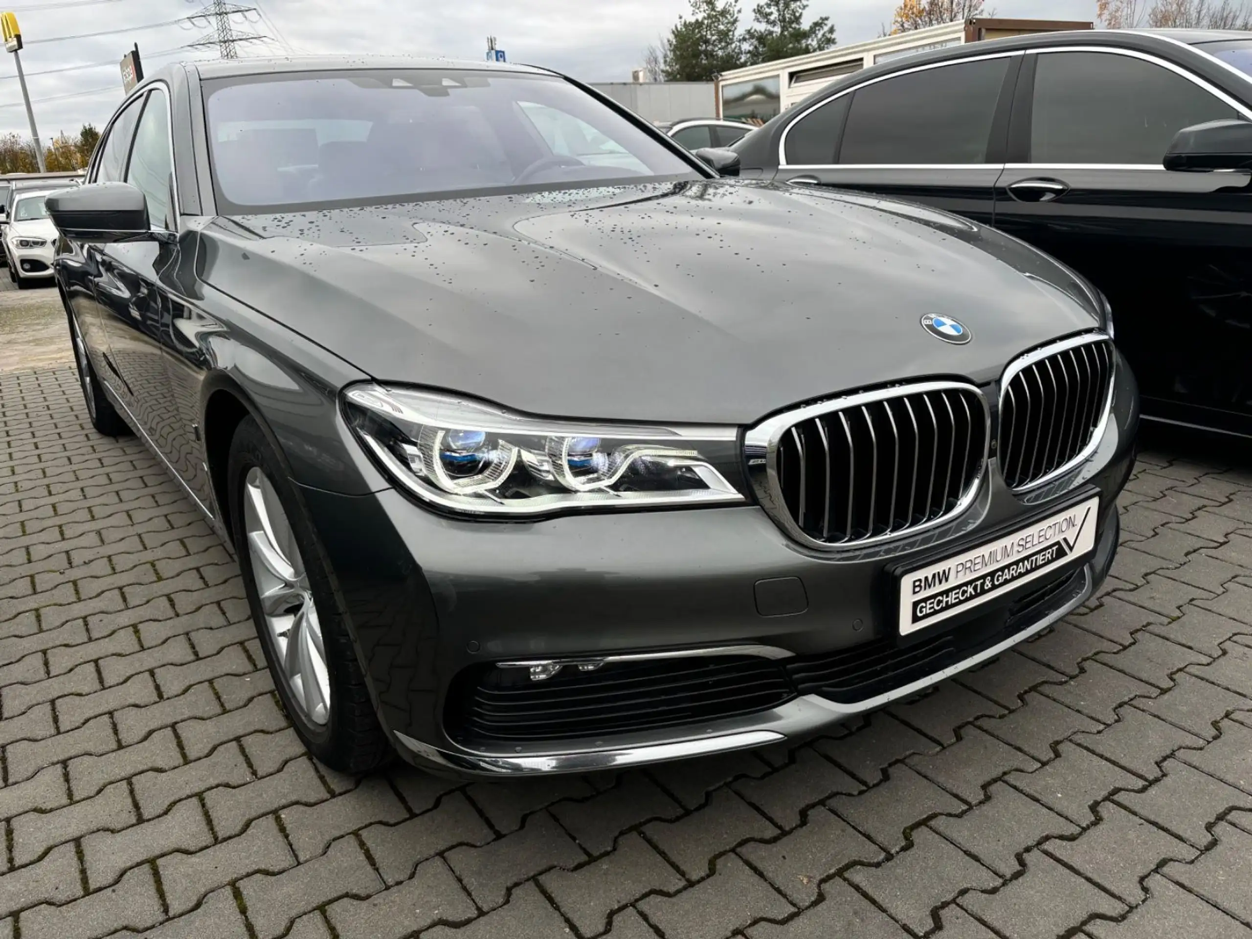 BMW - 740