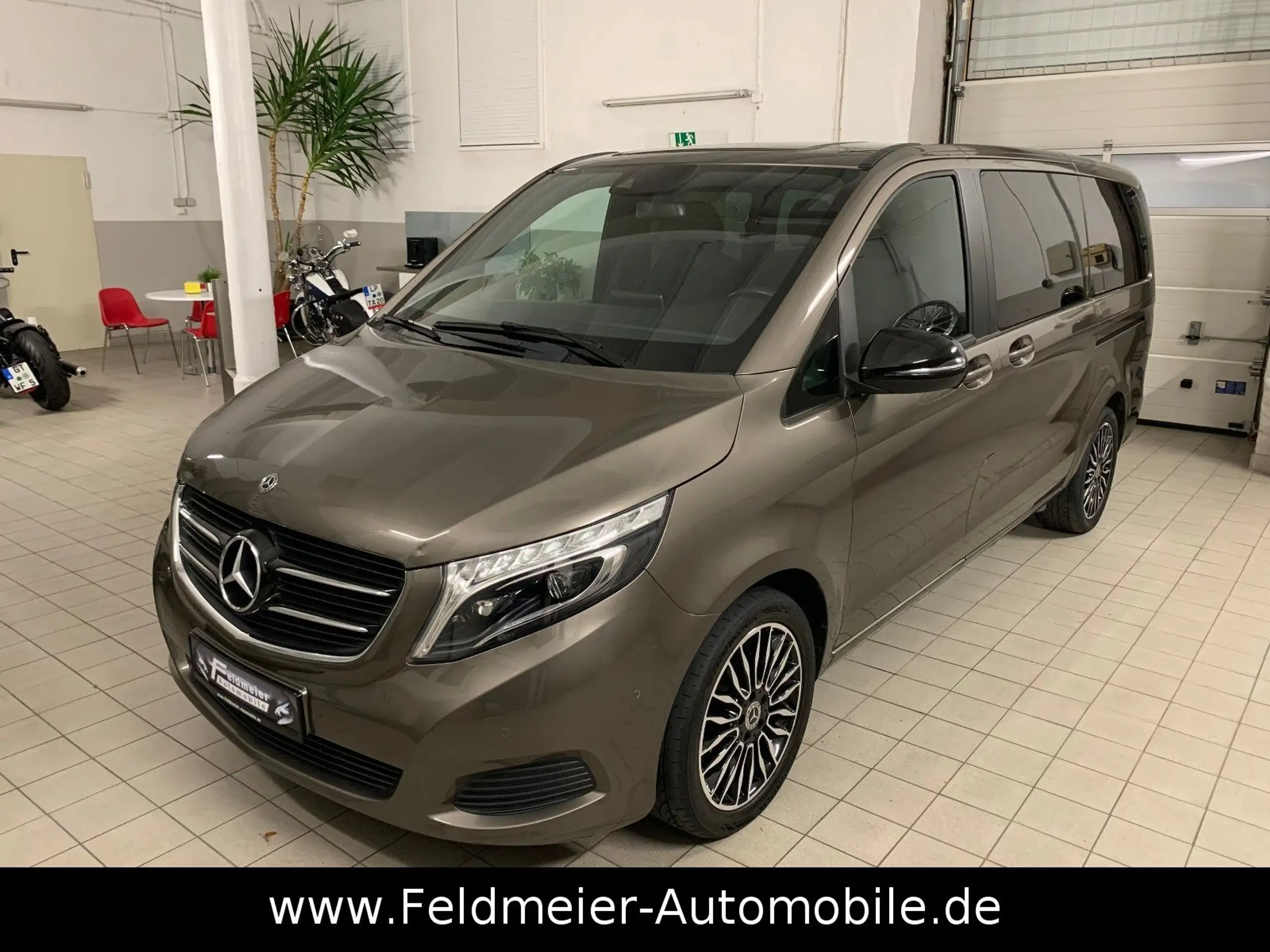 Mercedes-Benz - V 250