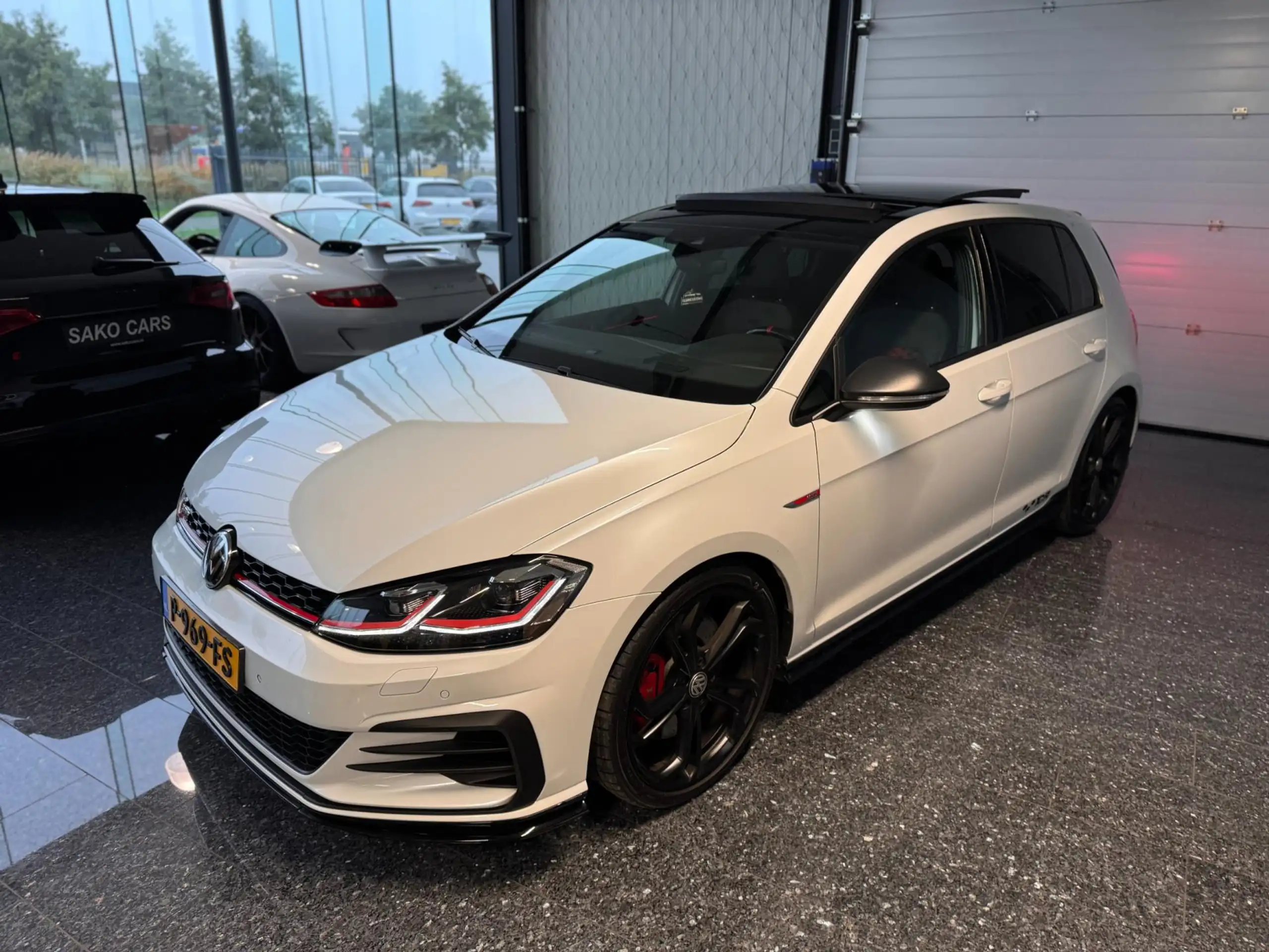 Volkswagen - Golf GTI