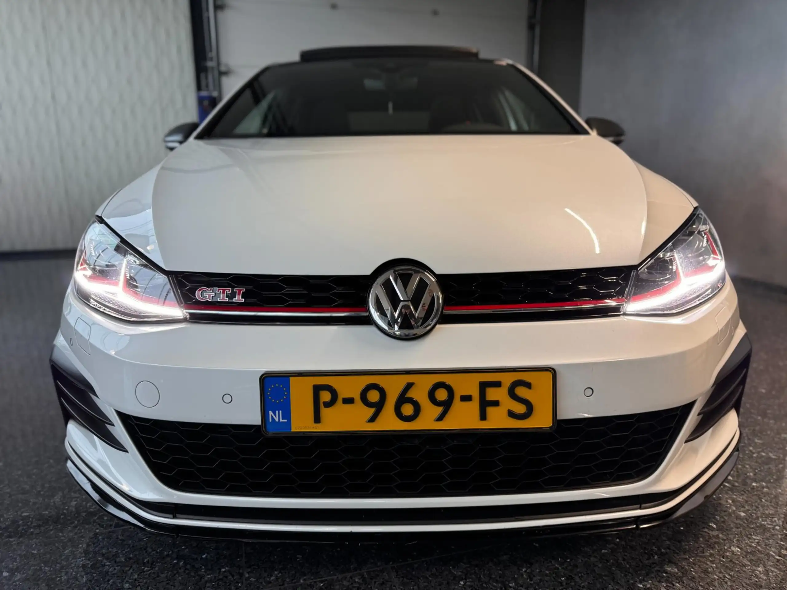 Volkswagen - Golf GTI