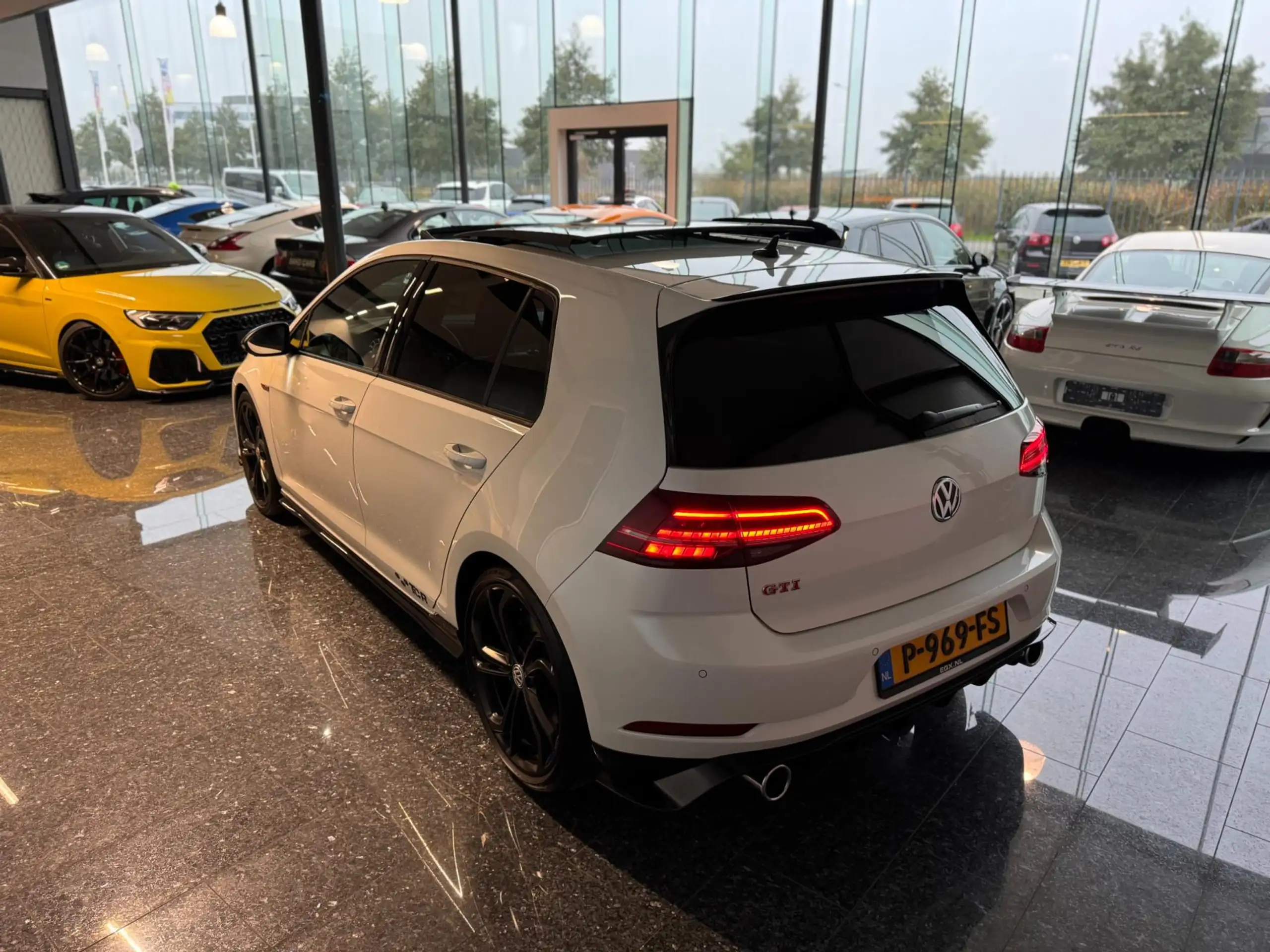 Volkswagen - Golf GTI