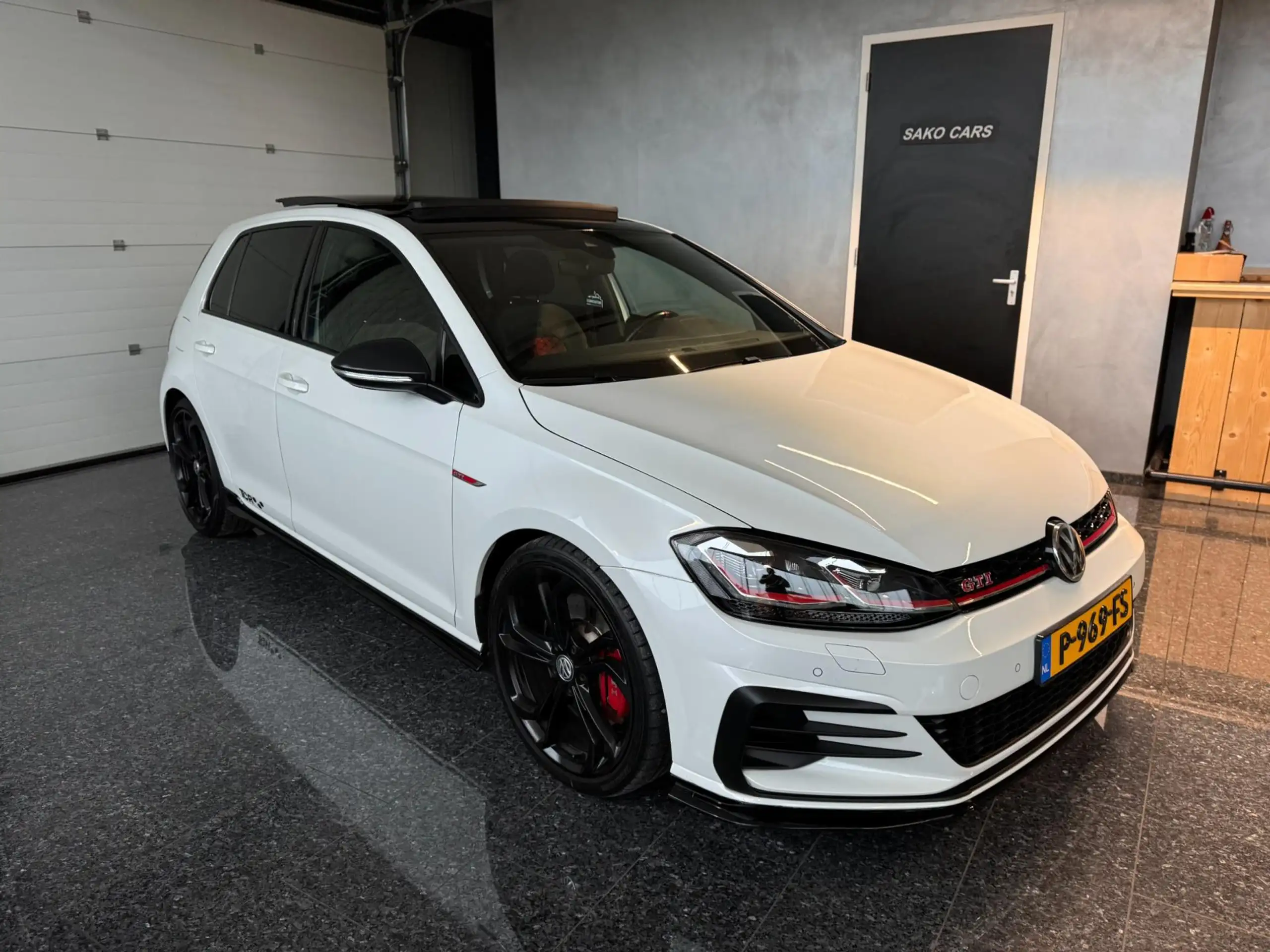 Volkswagen - Golf GTI