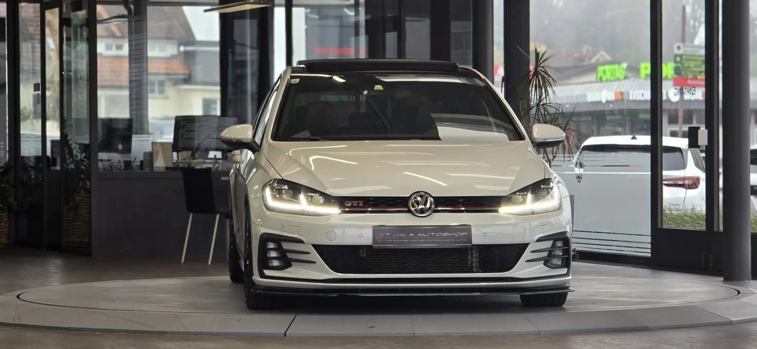 Volkswagen - Golf GTI