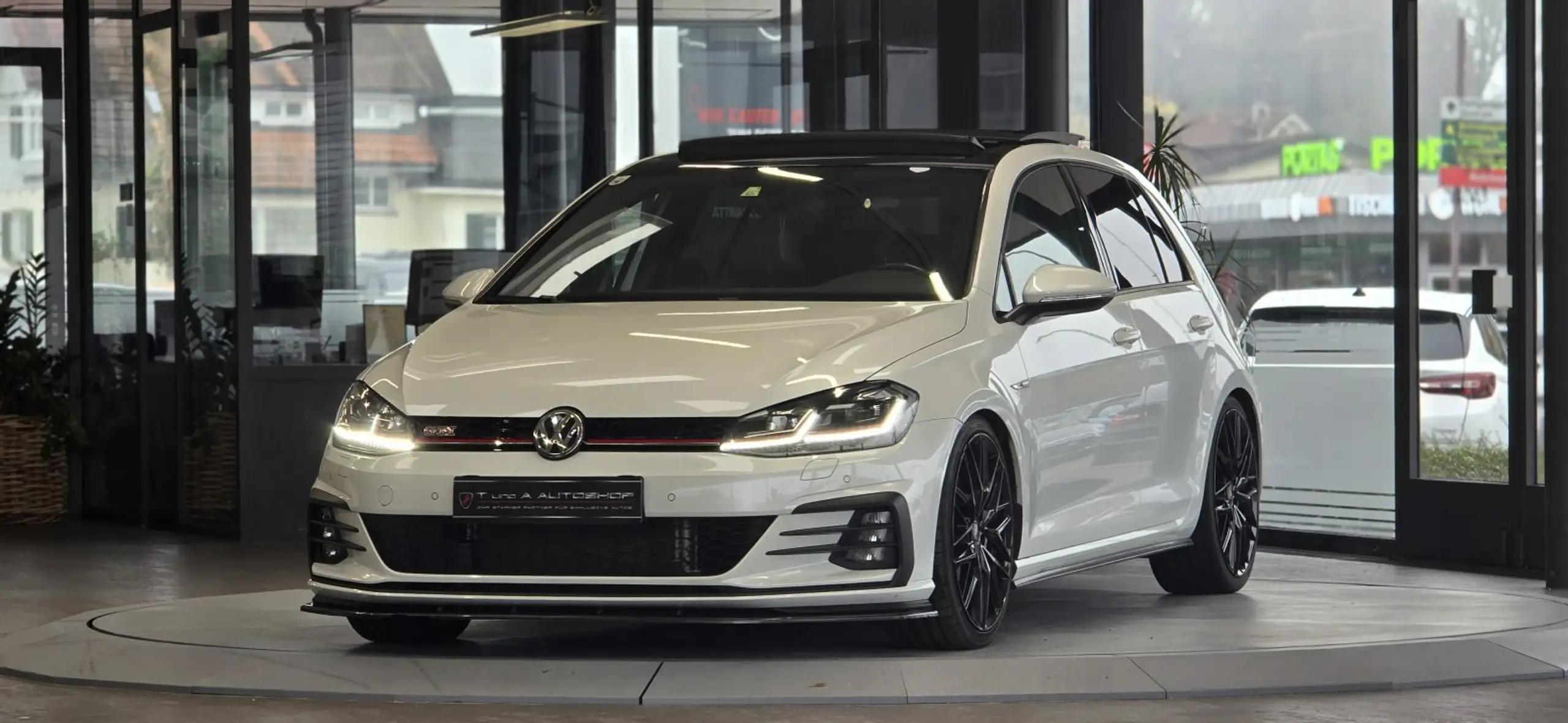 Volkswagen - Golf GTI